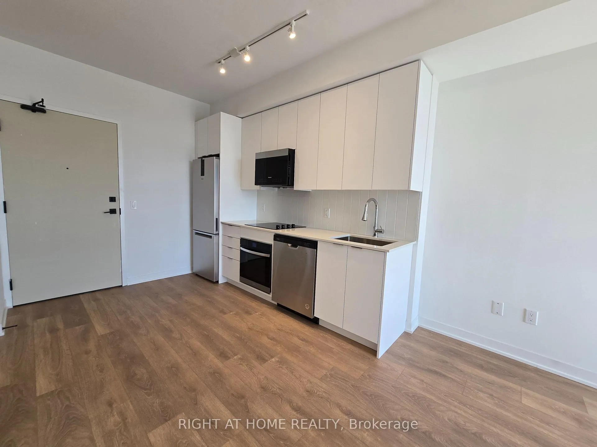 Photo 3 of Unit 707, 474 Caldari Road, Vaughan, Concord — HOMEH