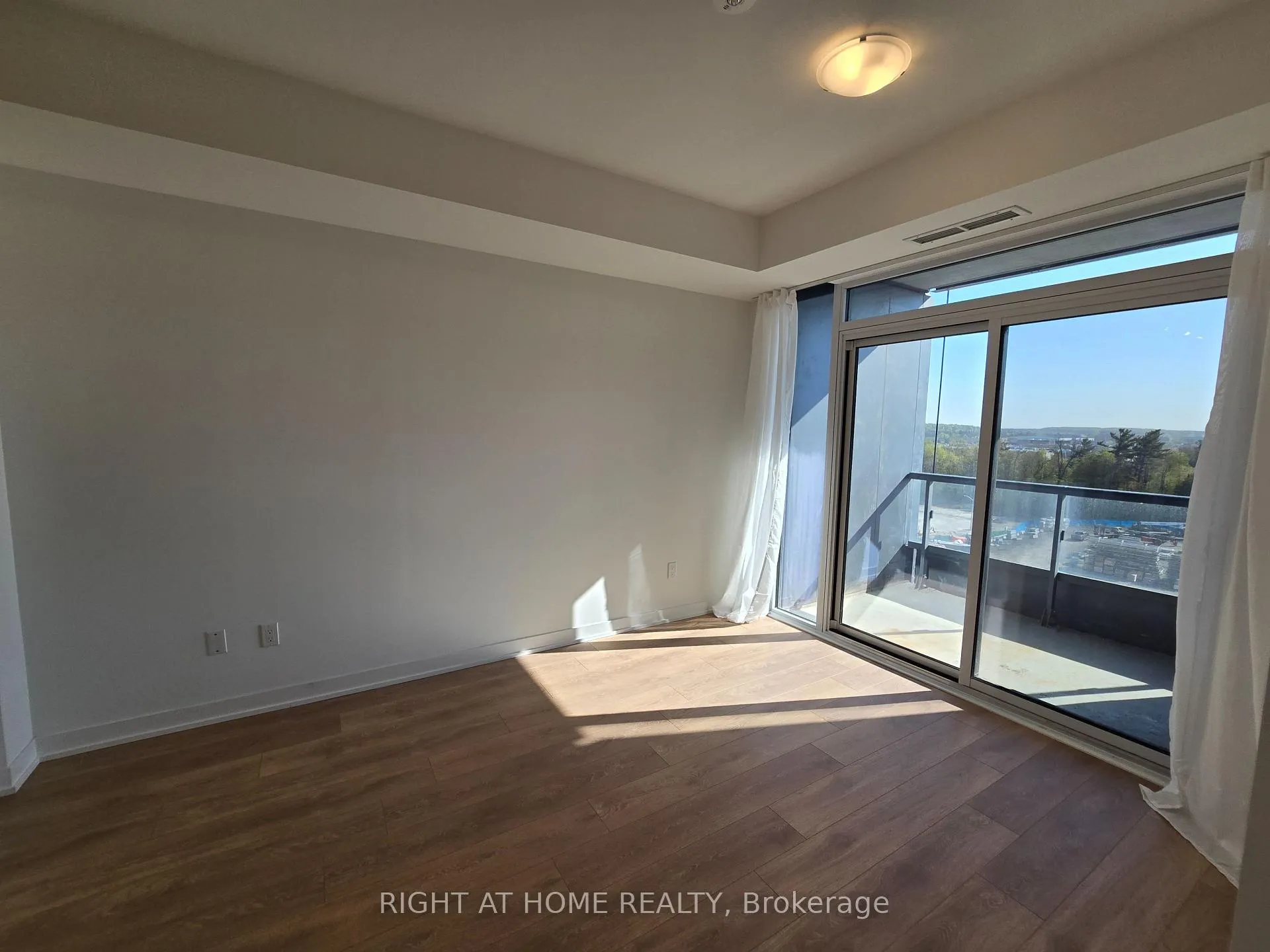 Photo 4 of Unit 707, 474 Caldari Road, Vaughan, Concord — HOMEH