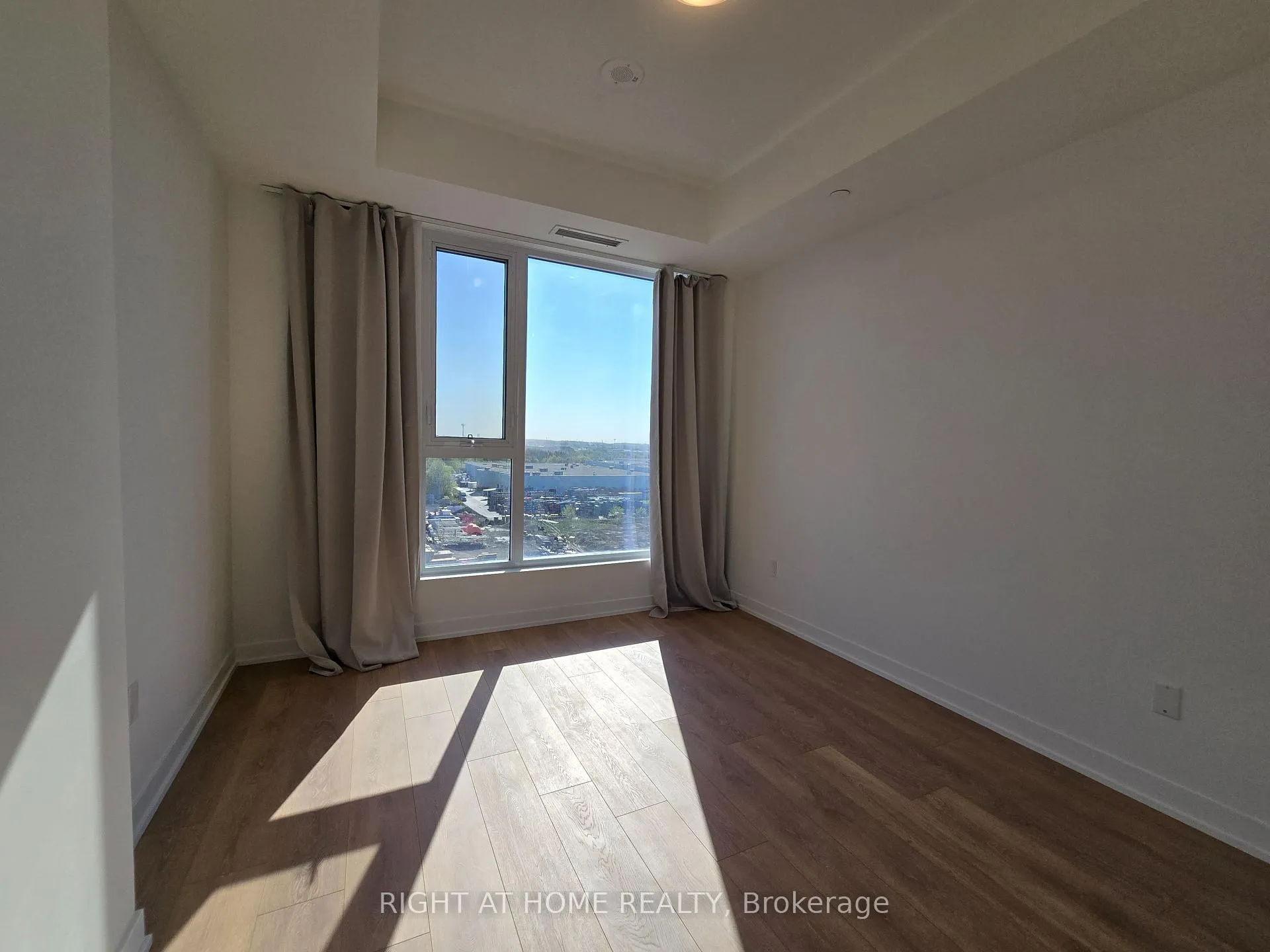 Photo 5 of Unit 707, 474 Caldari Road, Vaughan, Concord — HOMEH