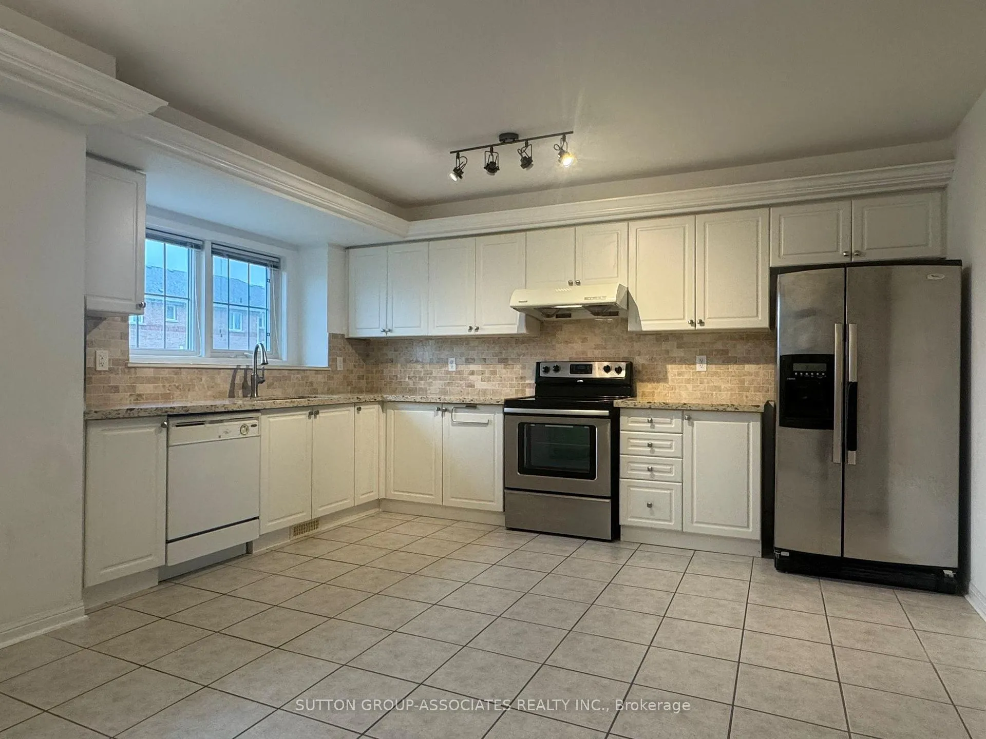 Photo 2 of 11 Nakina Way, Markham, Village Green-South Unionville — HOMEH