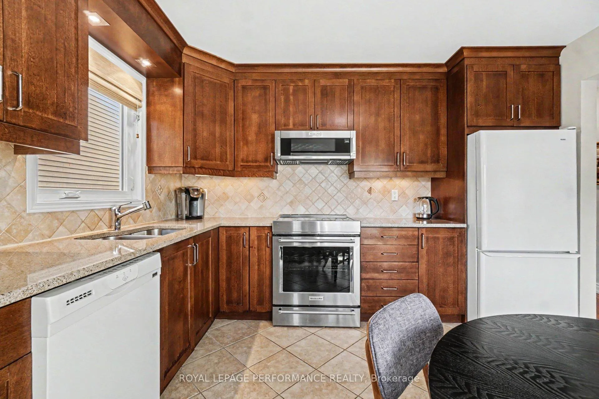 Photo 7 of 1689 Boisbriand Crescent, Ottawa, Chateauneuf — HOMEH