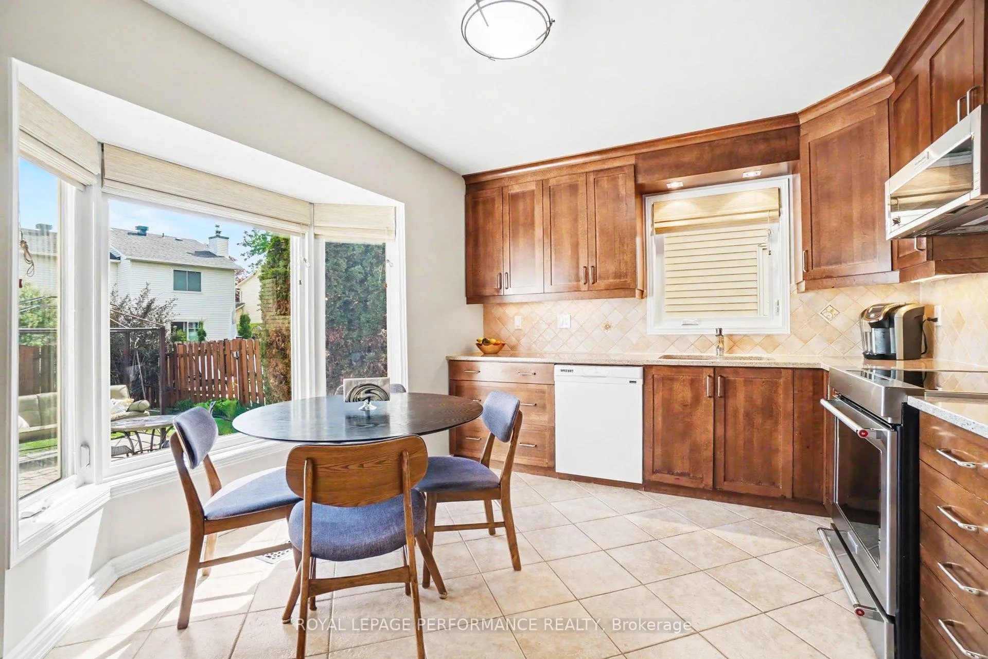 Photo 8 of 1689 Boisbriand Crescent, Ottawa, Chateauneuf — HOMEH