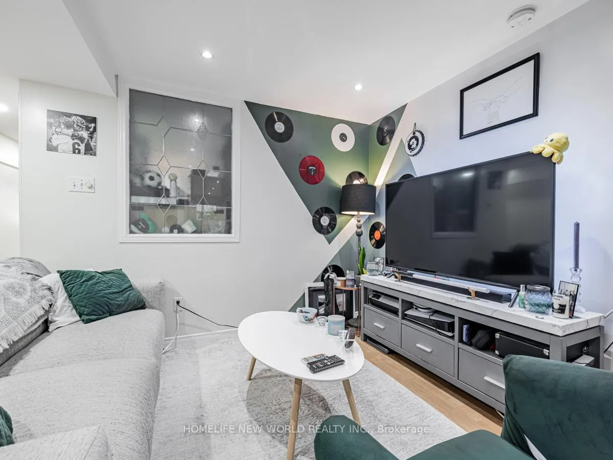 Photo 15 of 669 Woodbine Avenue, Toronto, East End-Danforth — HOMEH