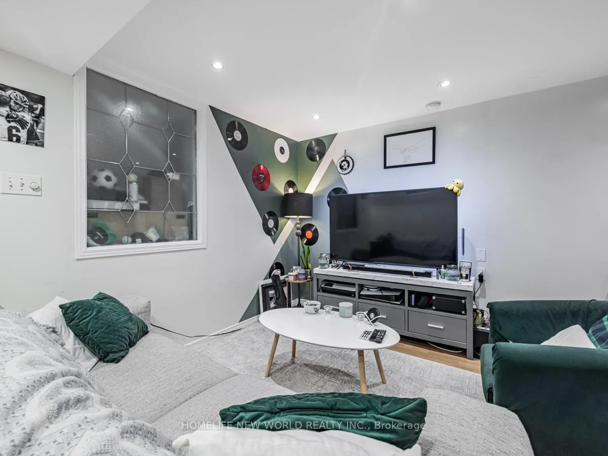 Photo 19 of 669 Woodbine Avenue, Toronto, East End-Danforth — HOMEH