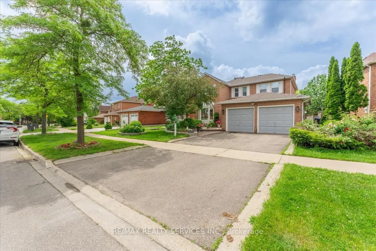 Photo 2 of 16 Major William Sharpe Drive E, Brampton, Northwood Park — HOMEH