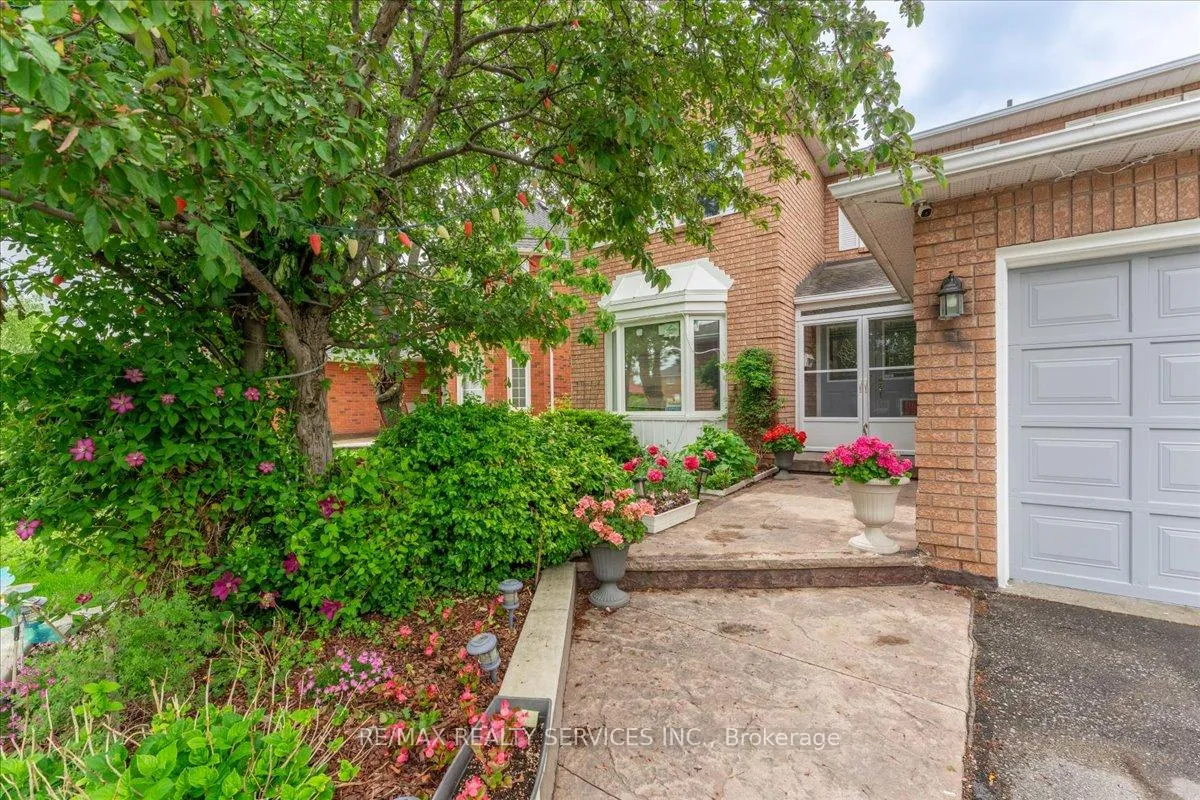 Photo 4 of 16 Major William Sharpe Drive E, Brampton, Northwood Park — HOMEH