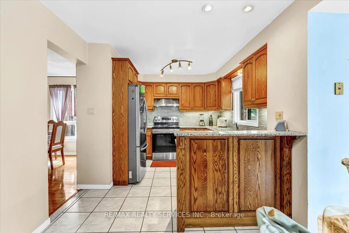 Photo 14 of 16 Major William Sharpe Drive E, Brampton, Northwood Park — HOMEH