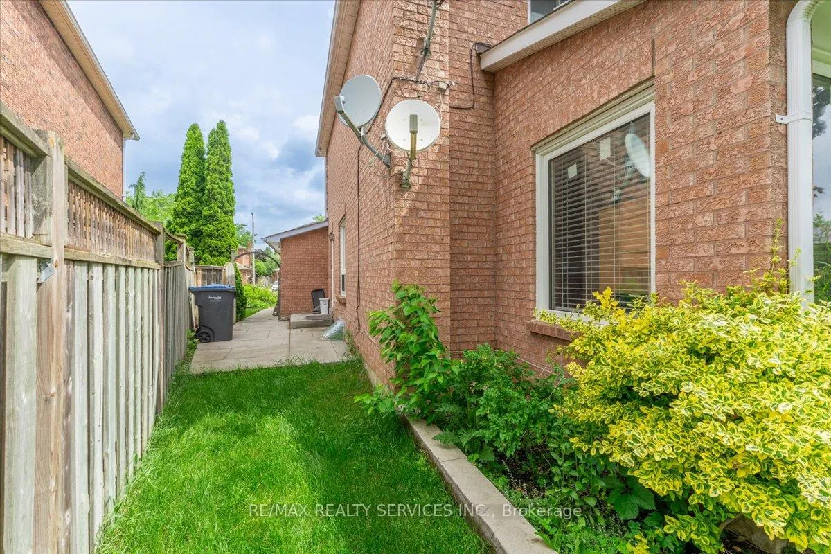 Photo 50 of 16 Major William Sharpe Drive E, Brampton, Northwood Park — HOMEH