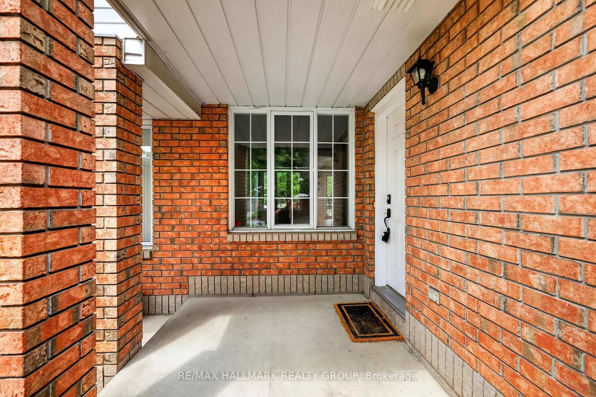 Photo 3 of 130 College Circle, Ottawa, Castle Heights — HOMEH