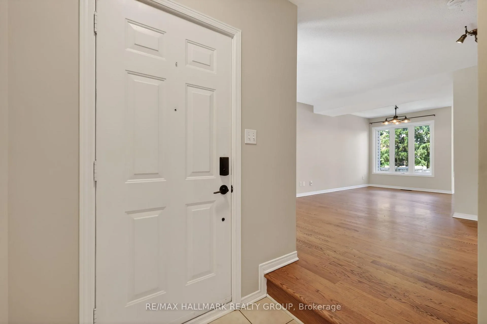 Photo 4 of 130 College Circle, Ottawa, Castle Heights — HOMEH