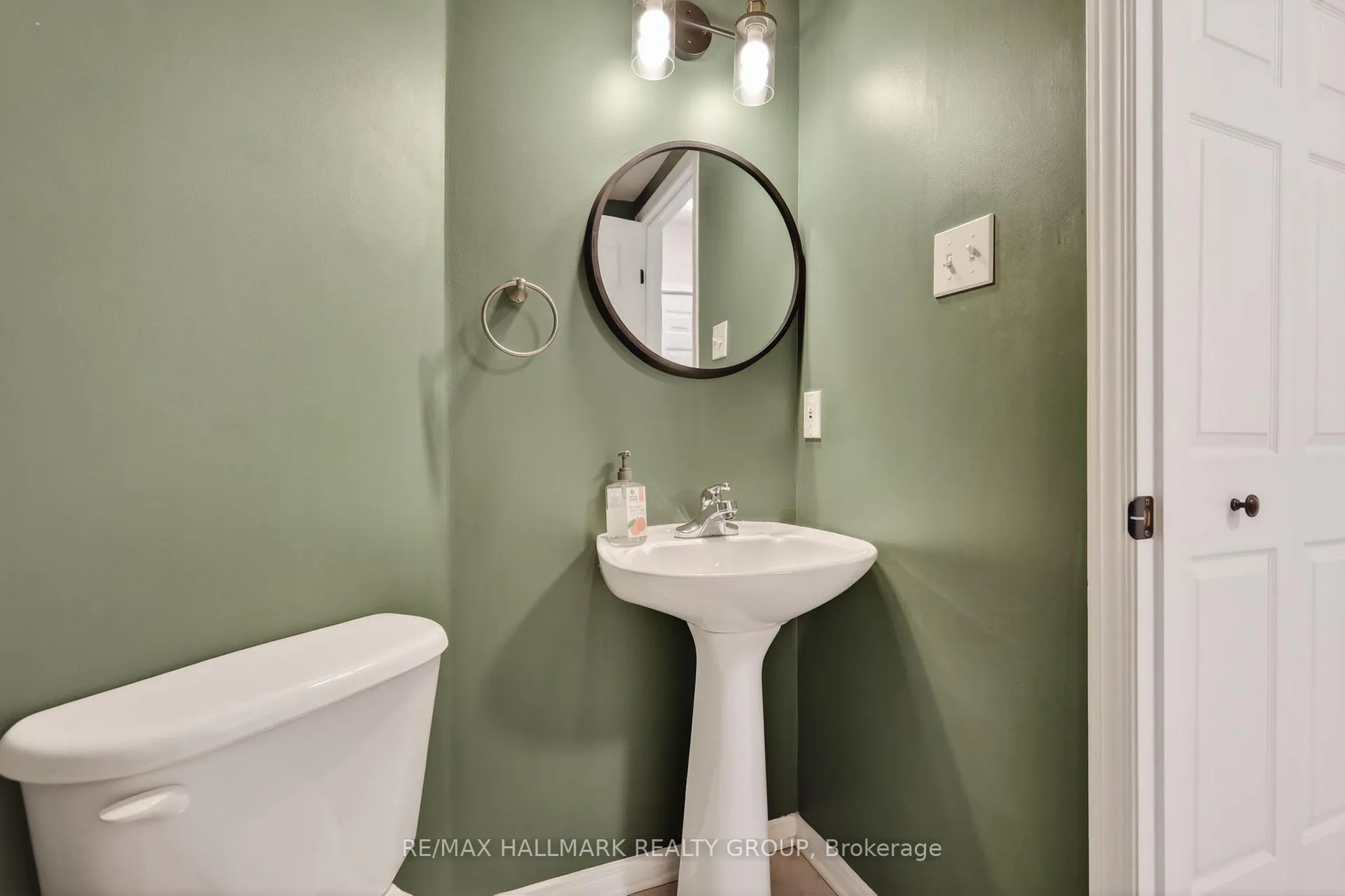 Photo 5 of 130 College Circle, Ottawa, Castle Heights — HOMEH