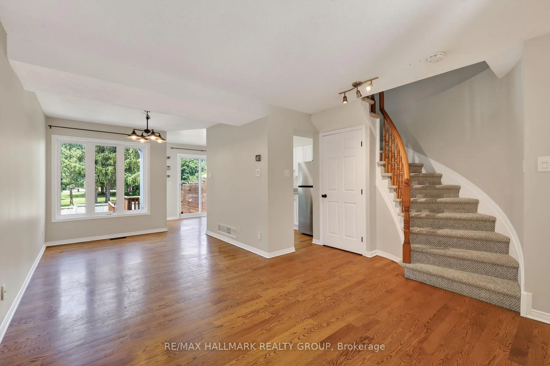 Photo 7 of 130 College Circle, Ottawa, Castle Heights — HOMEH