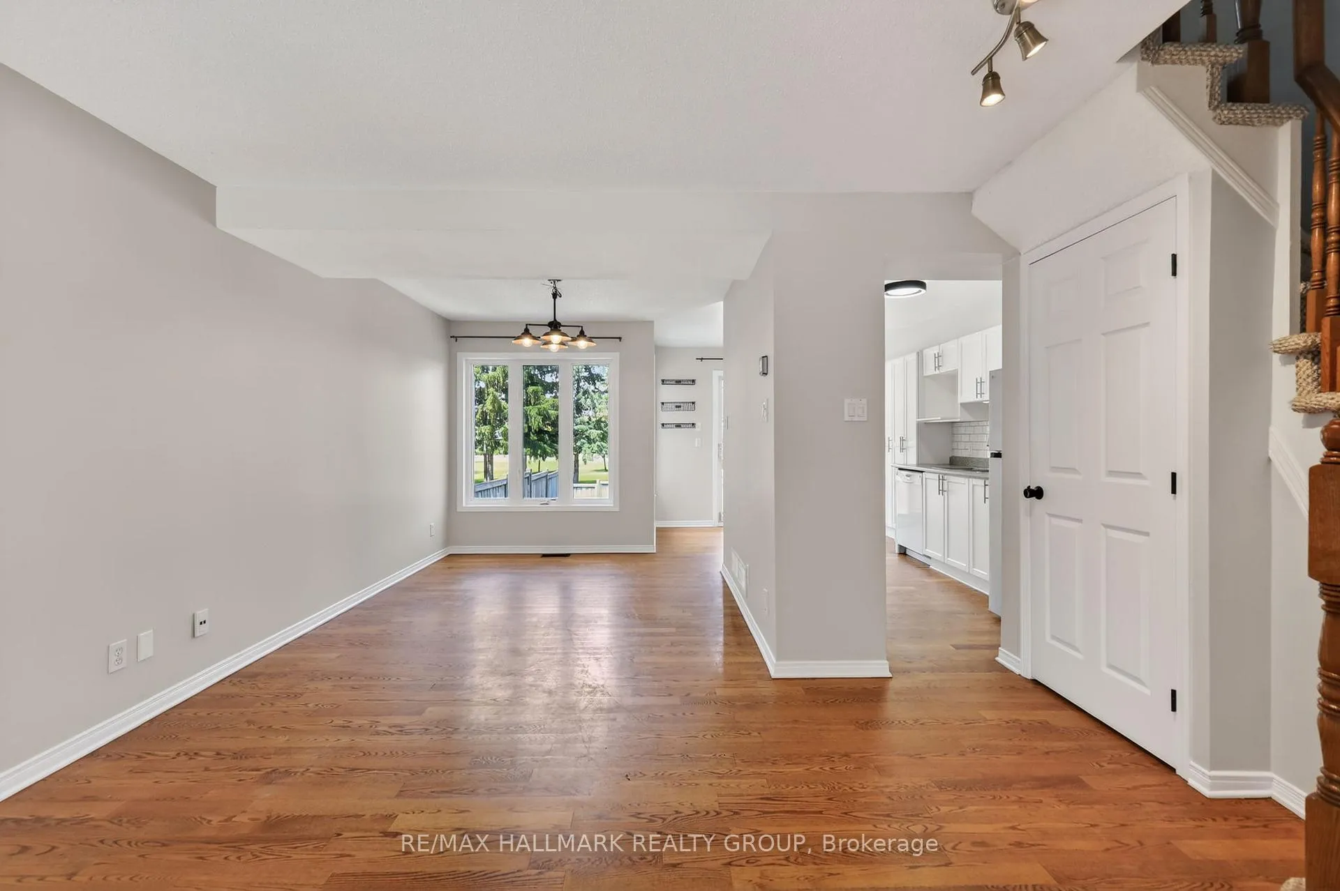 Photo 8 of 130 College Circle, Ottawa, Castle Heights — HOMEH
