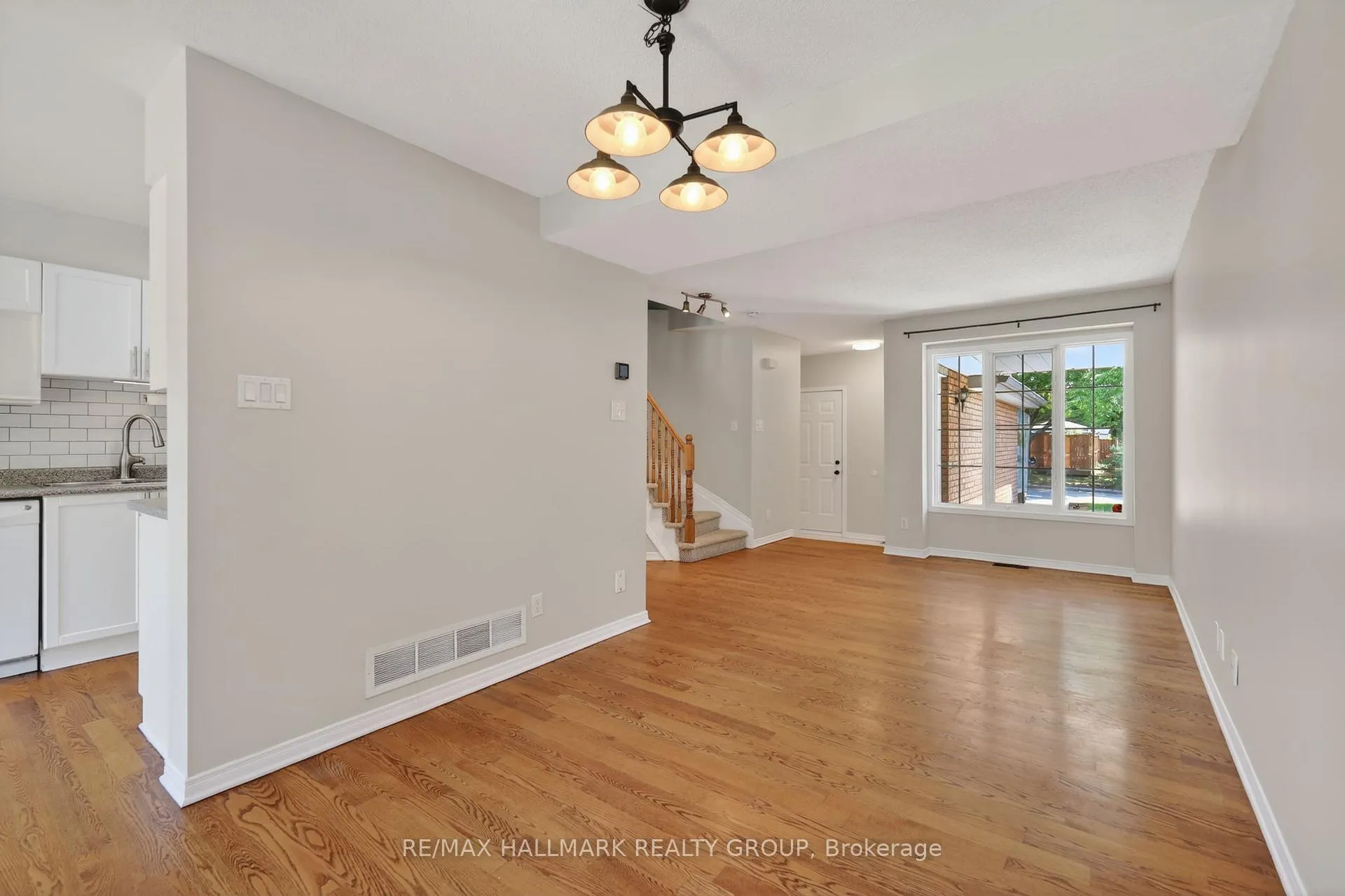 Photo 9 of 130 College Circle, Ottawa, Castle Heights — HOMEH