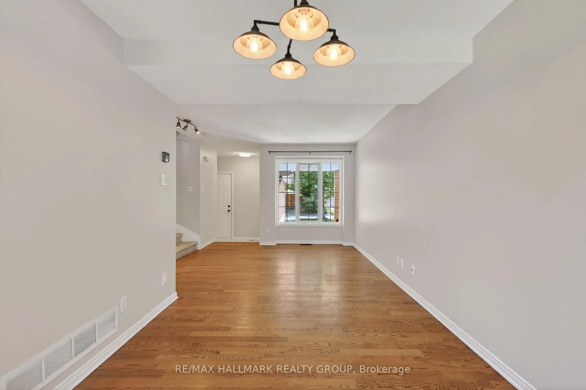 Photo 10 of 130 College Circle, Ottawa, Castle Heights — HOMEH