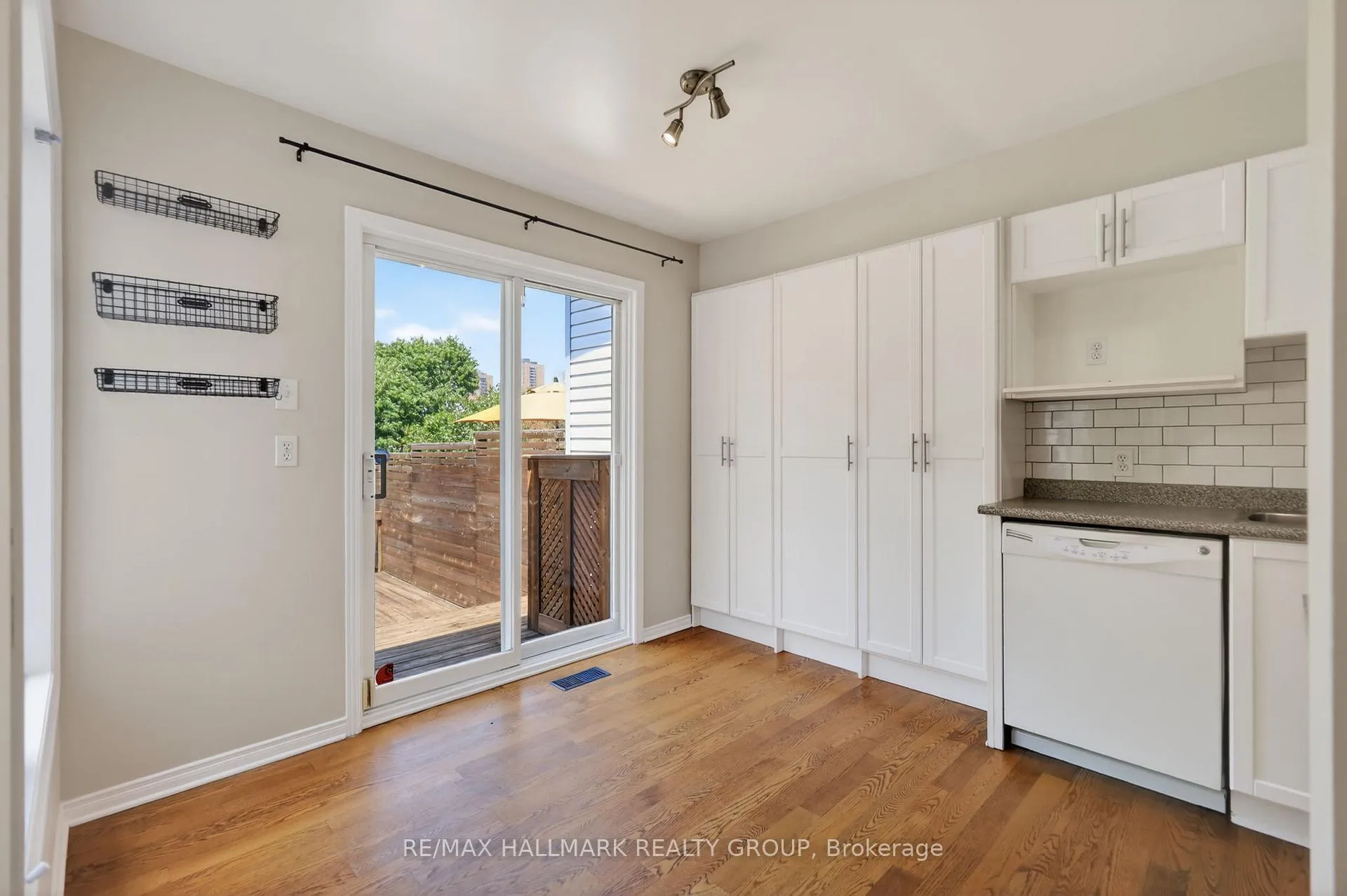 Photo 11 of 130 College Circle, Ottawa, Castle Heights — HOMEH