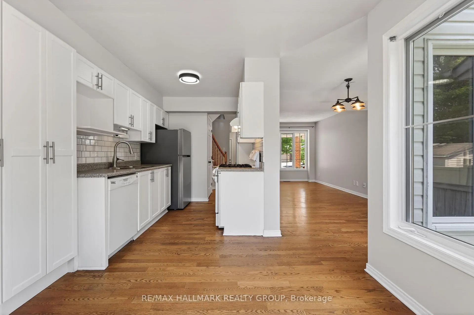 Photo 13 of 130 College Circle, Ottawa, Castle Heights — HOMEH