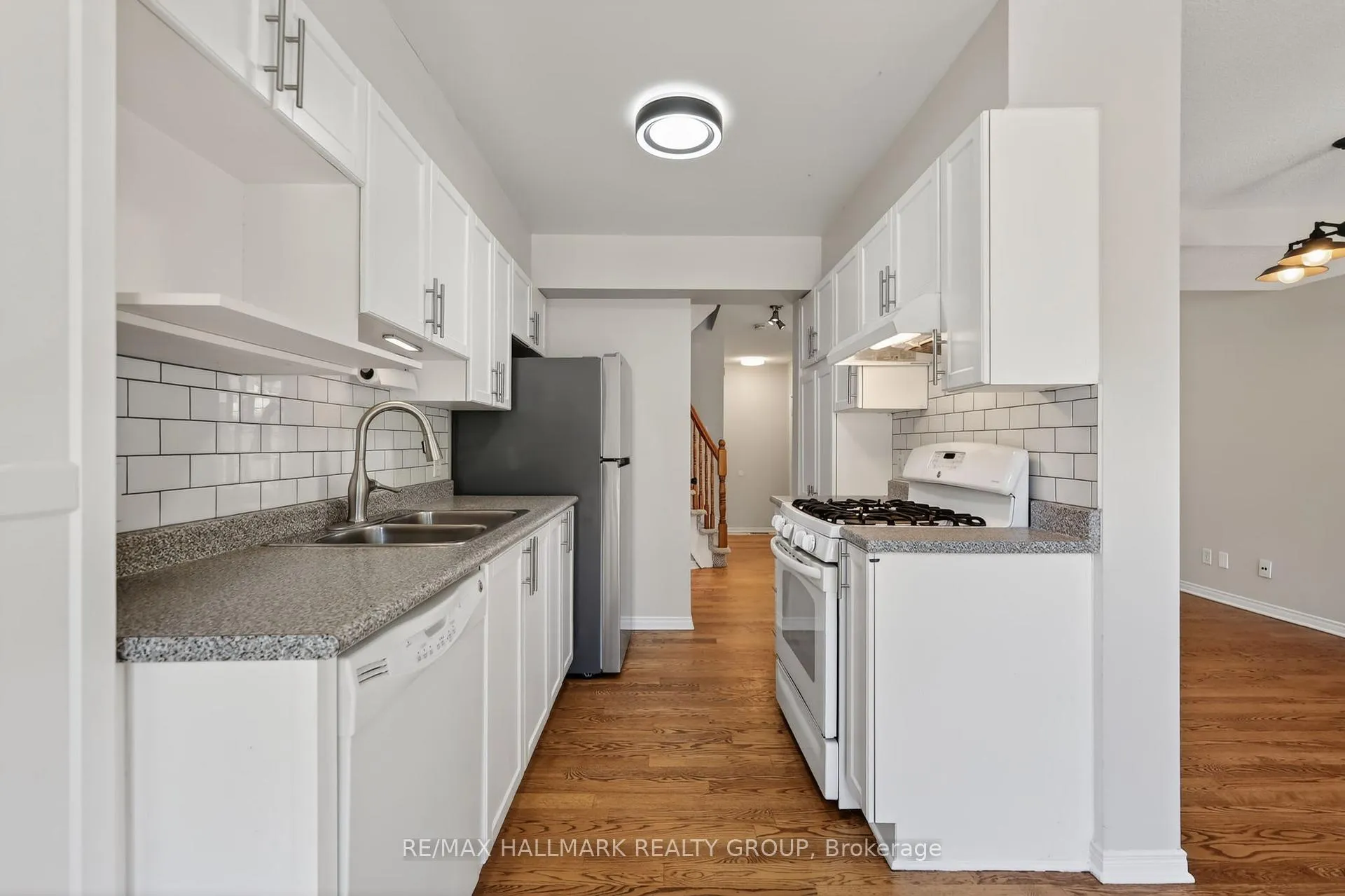 Photo 14 of 130 College Circle, Ottawa, Castle Heights — HOMEH
