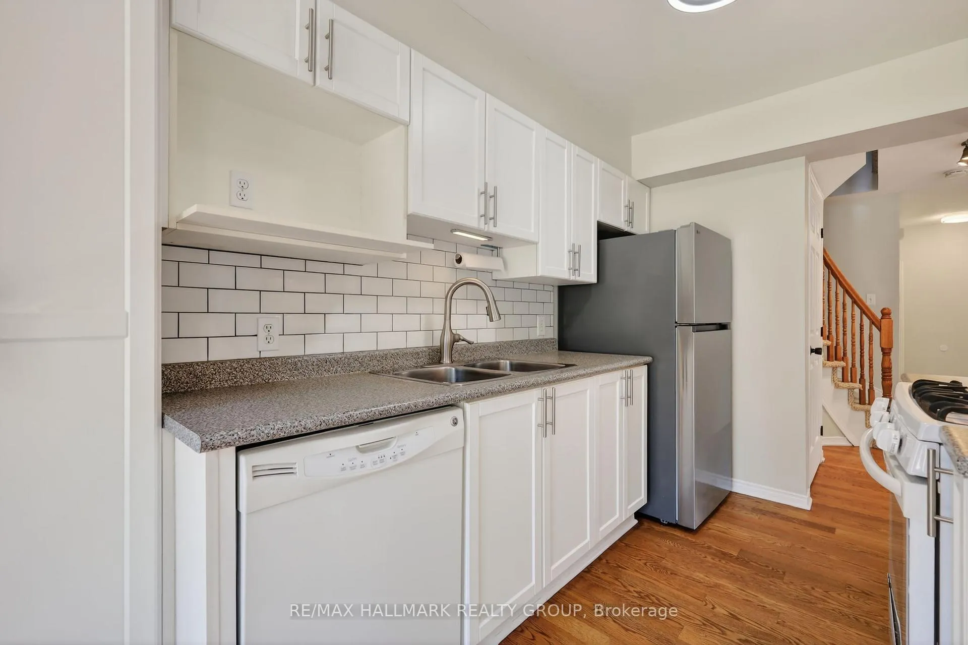 Photo 15 of 130 College Circle, Ottawa, Castle Heights — HOMEH
