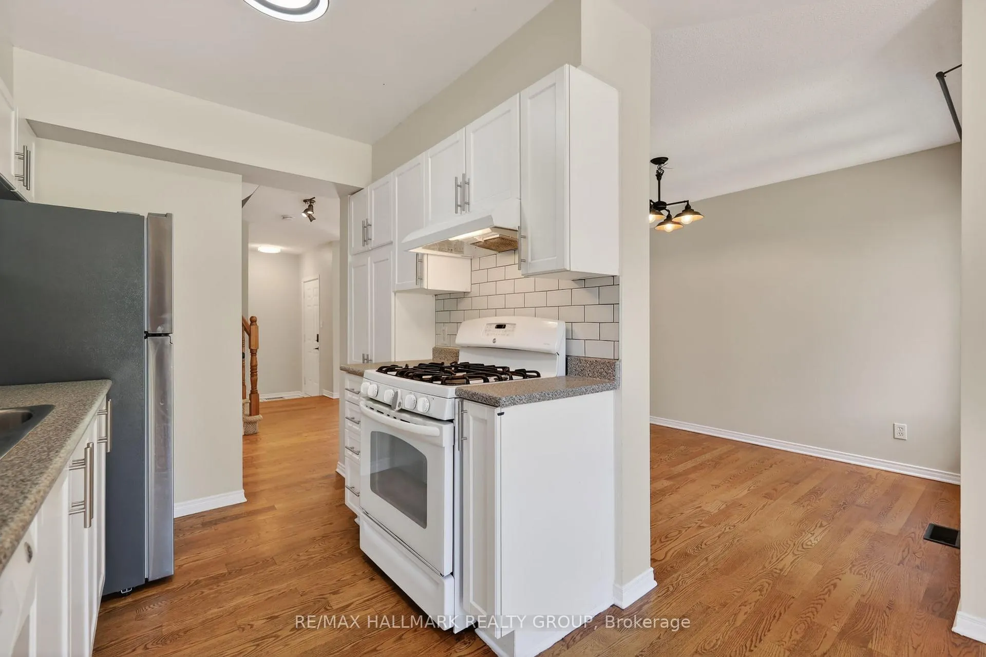 Photo 16 of 130 College Circle, Ottawa, Castle Heights — HOMEH