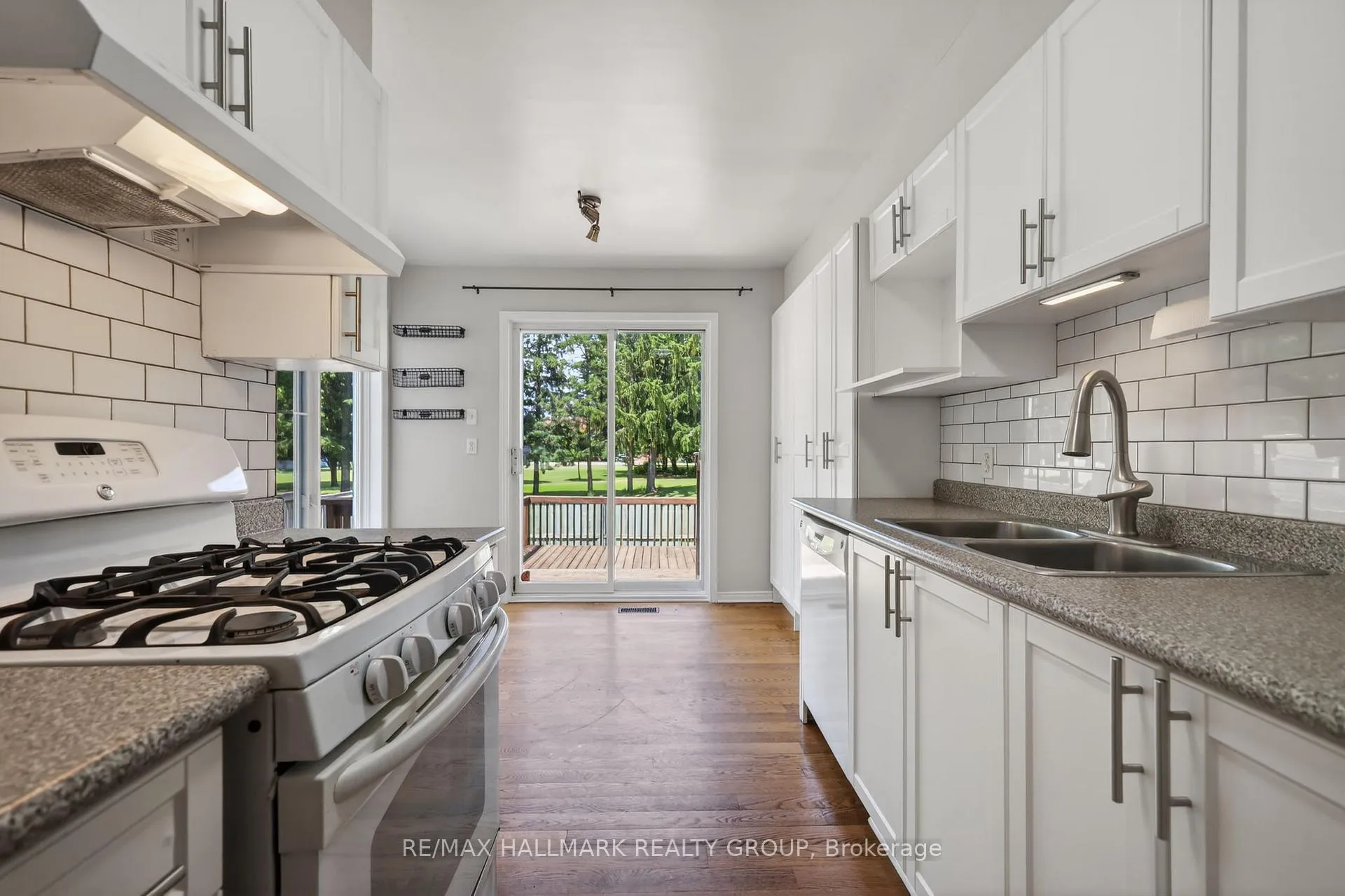 Photo 17 of 130 College Circle, Ottawa, Castle Heights — HOMEH
