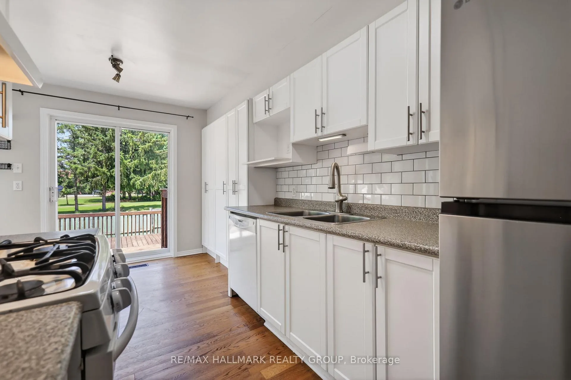 Photo 18 of 130 College Circle, Ottawa, Castle Heights — HOMEH