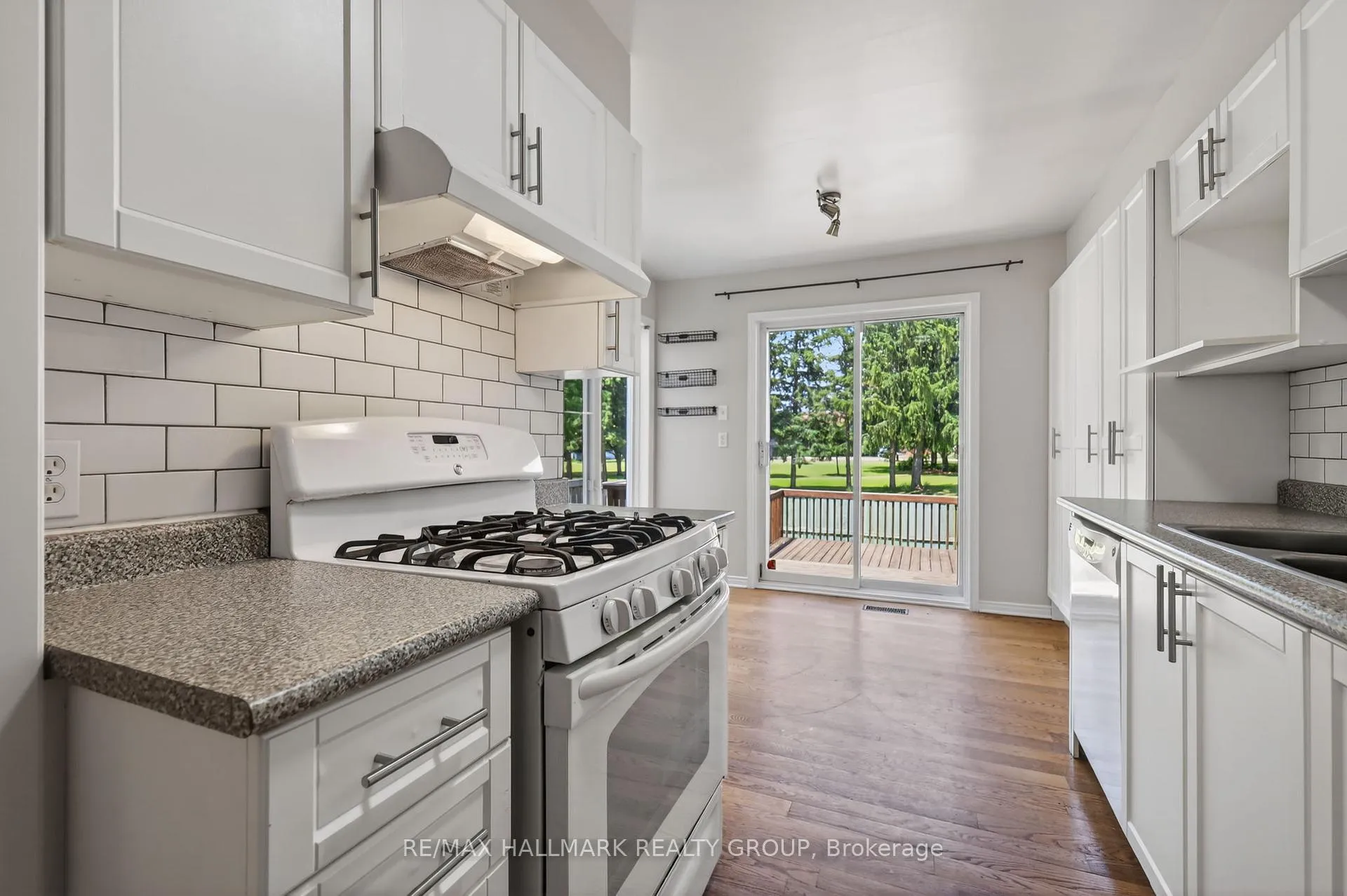 Photo 19 of 130 College Circle, Ottawa, Castle Heights — HOMEH