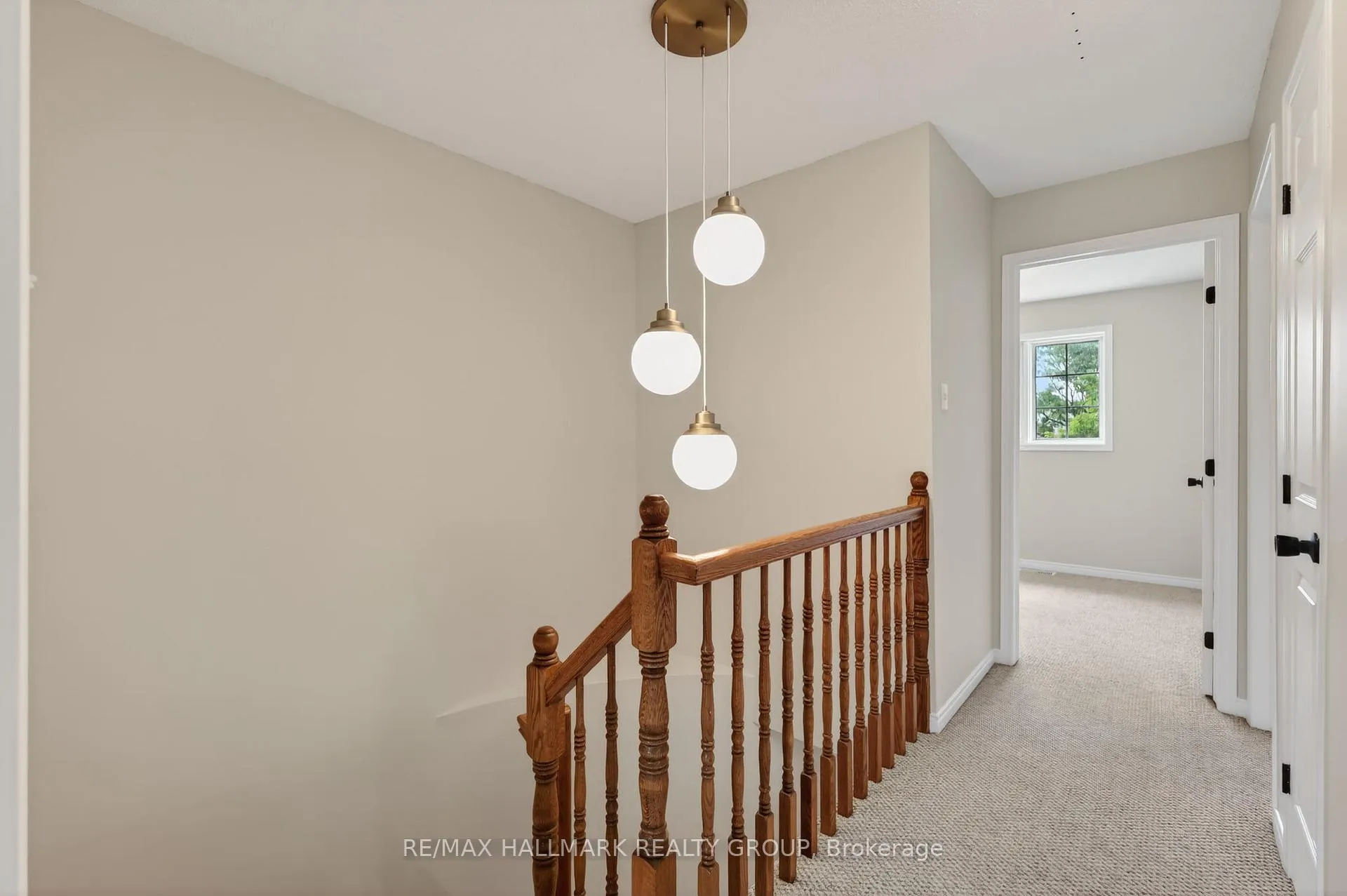 Photo 20 of 130 College Circle, Ottawa, Castle Heights — HOMEH