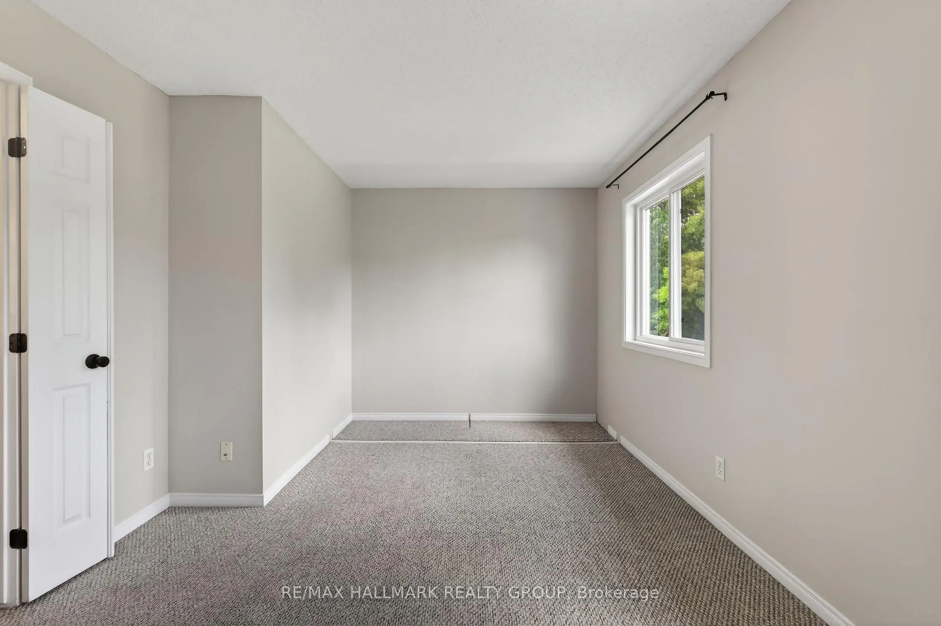Photo 23 of 130 College Circle, Ottawa, Castle Heights — HOMEH