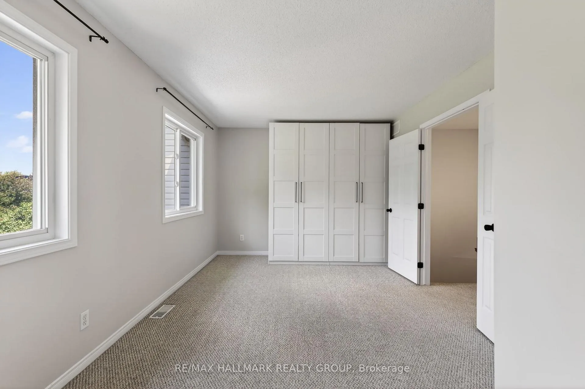 Photo 24 of 130 College Circle, Ottawa, Castle Heights — HOMEH