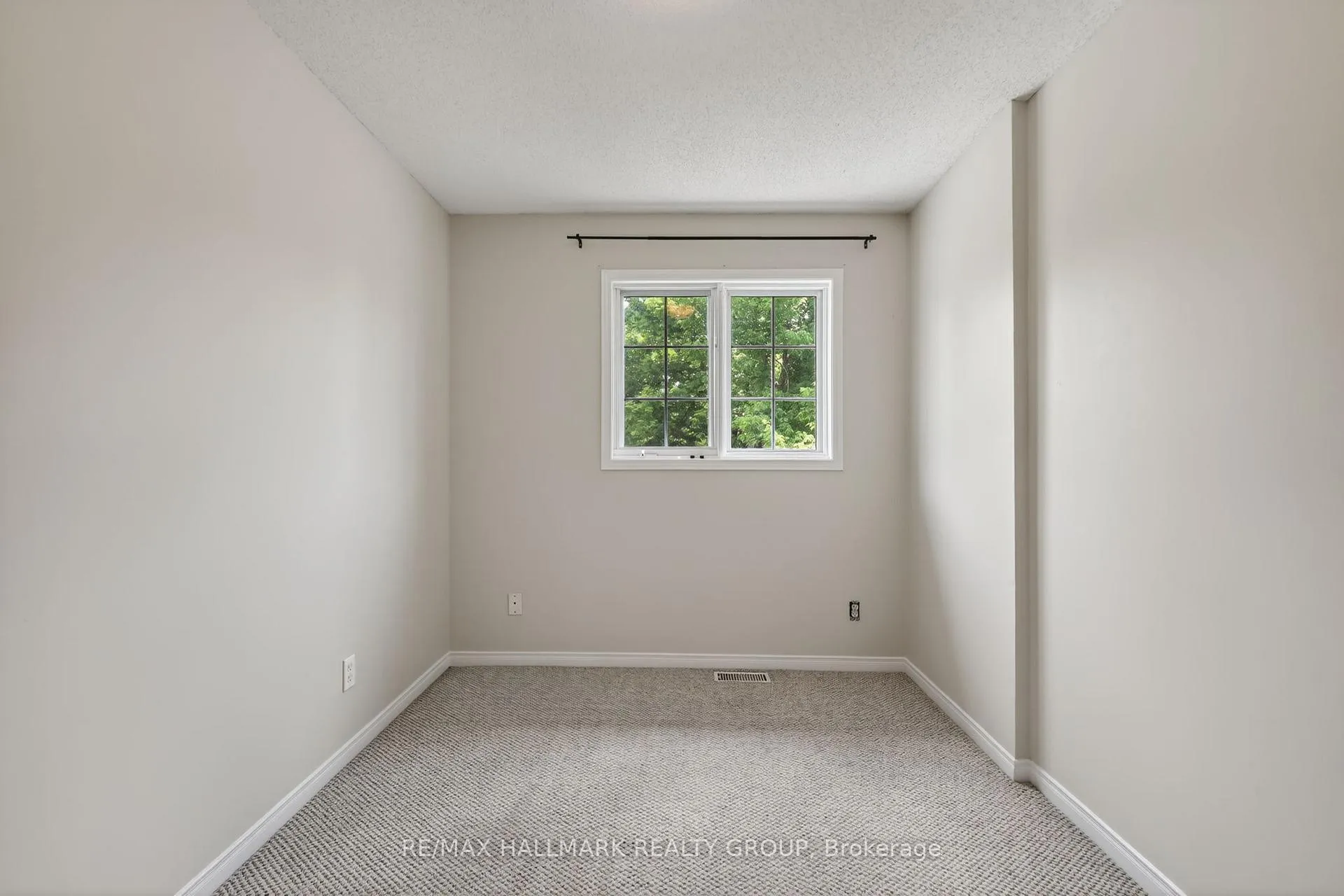 Photo 26 of 130 College Circle, Ottawa, Castle Heights — HOMEH
