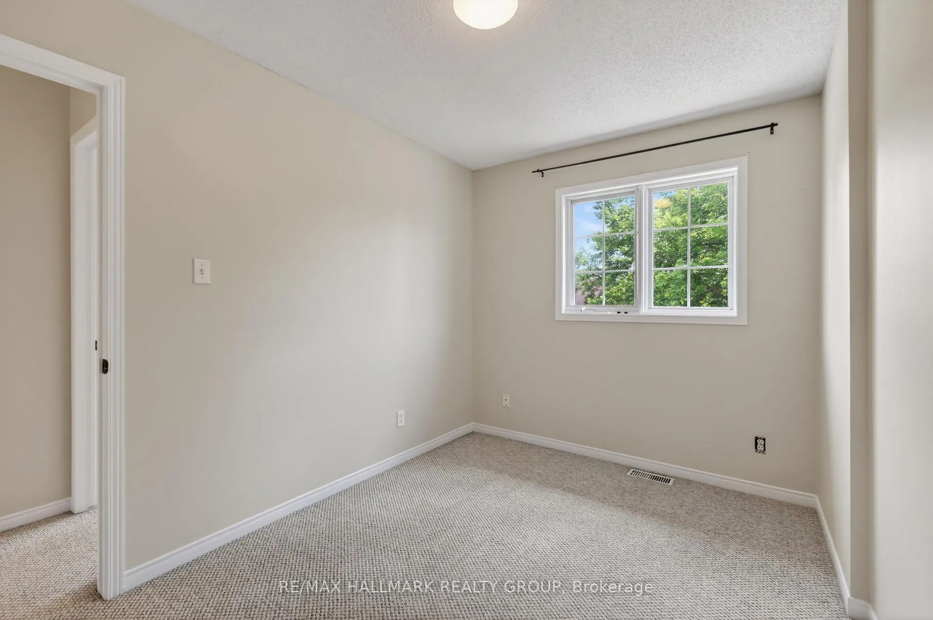 Photo 27 of 130 College Circle, Ottawa, Castle Heights — HOMEH