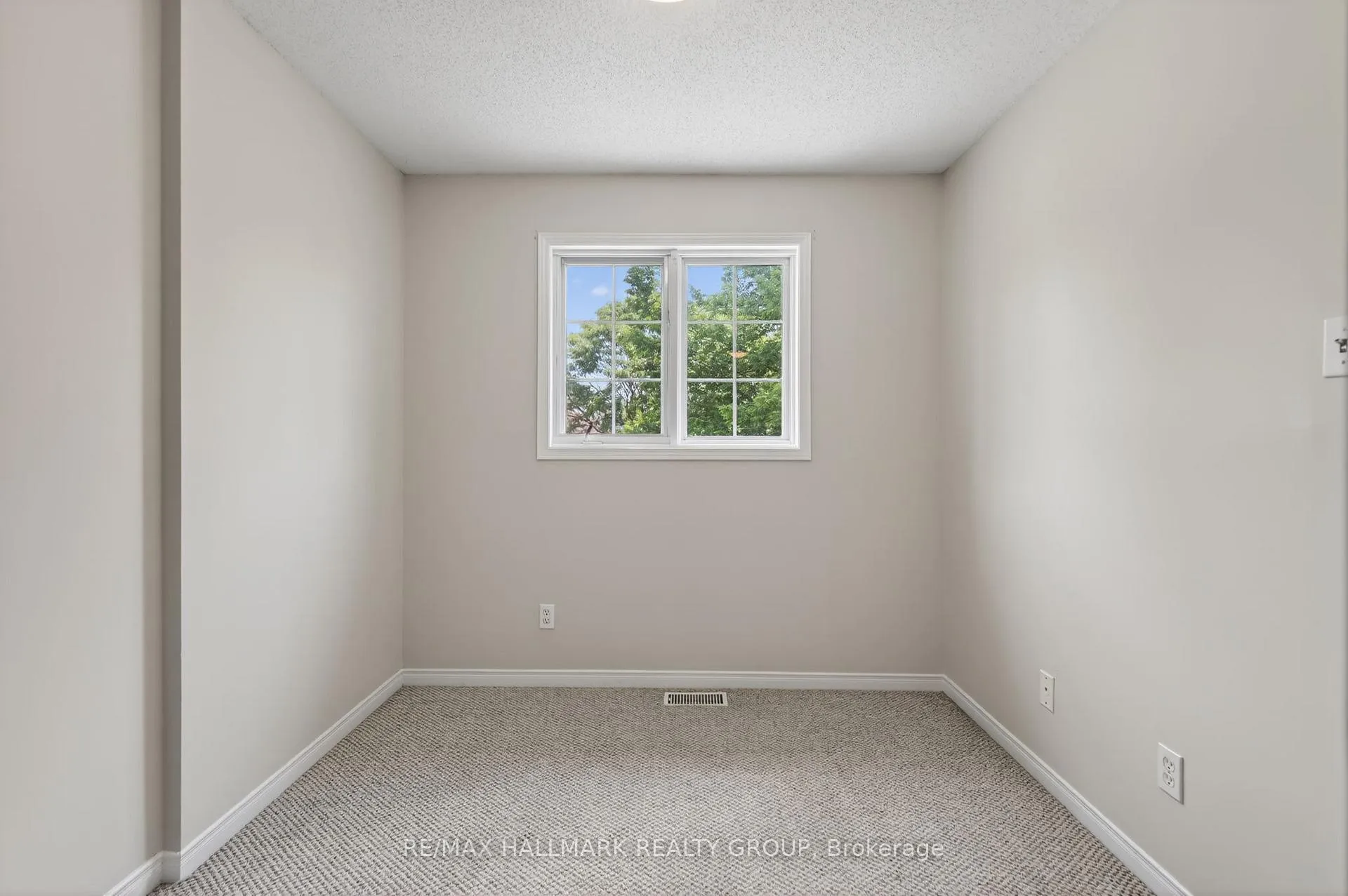 Photo 30 of 130 College Circle, Ottawa, Castle Heights — HOMEH