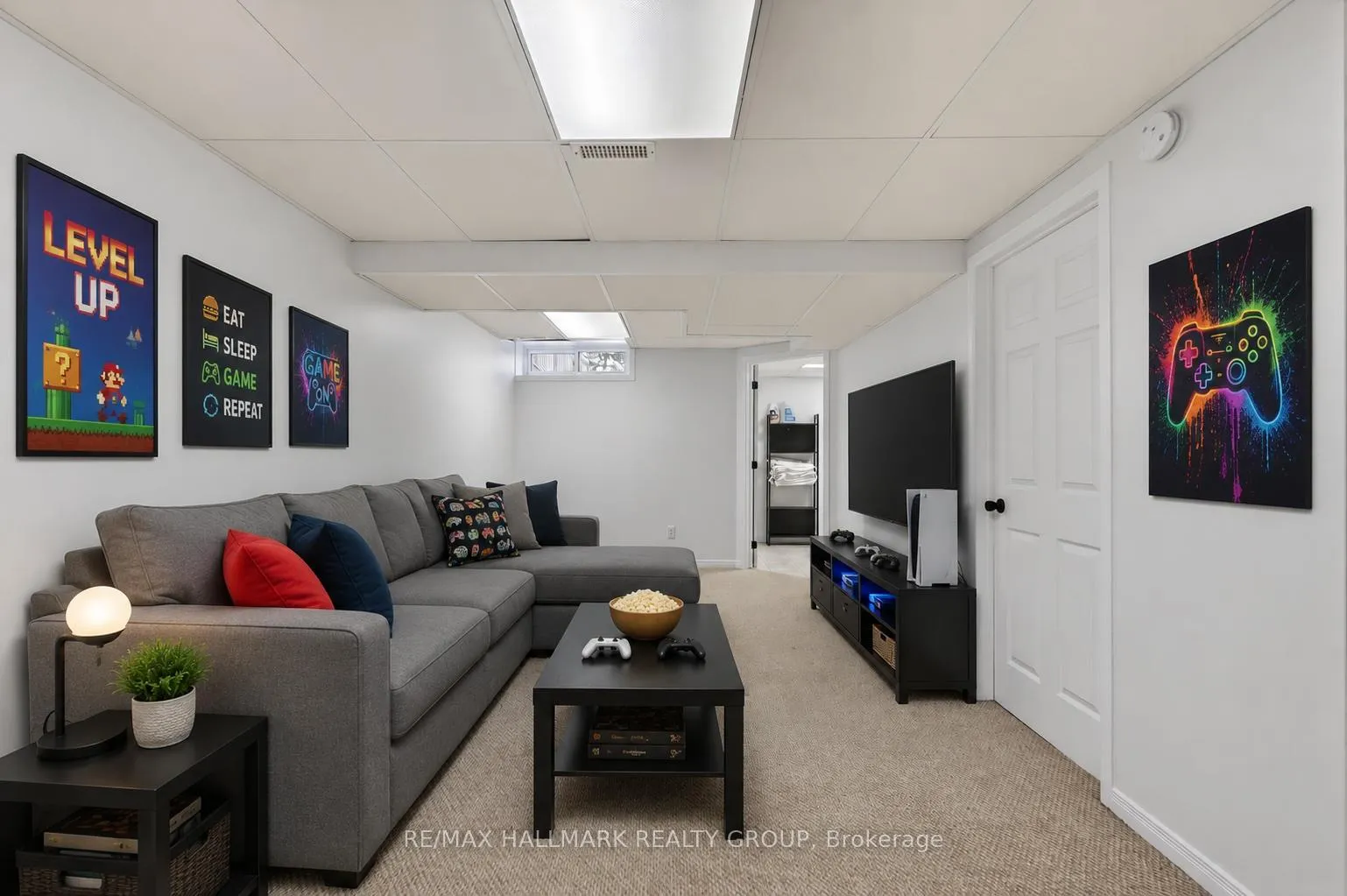 Photo 33 of 130 College Circle, Ottawa, Castle Heights — HOMEH