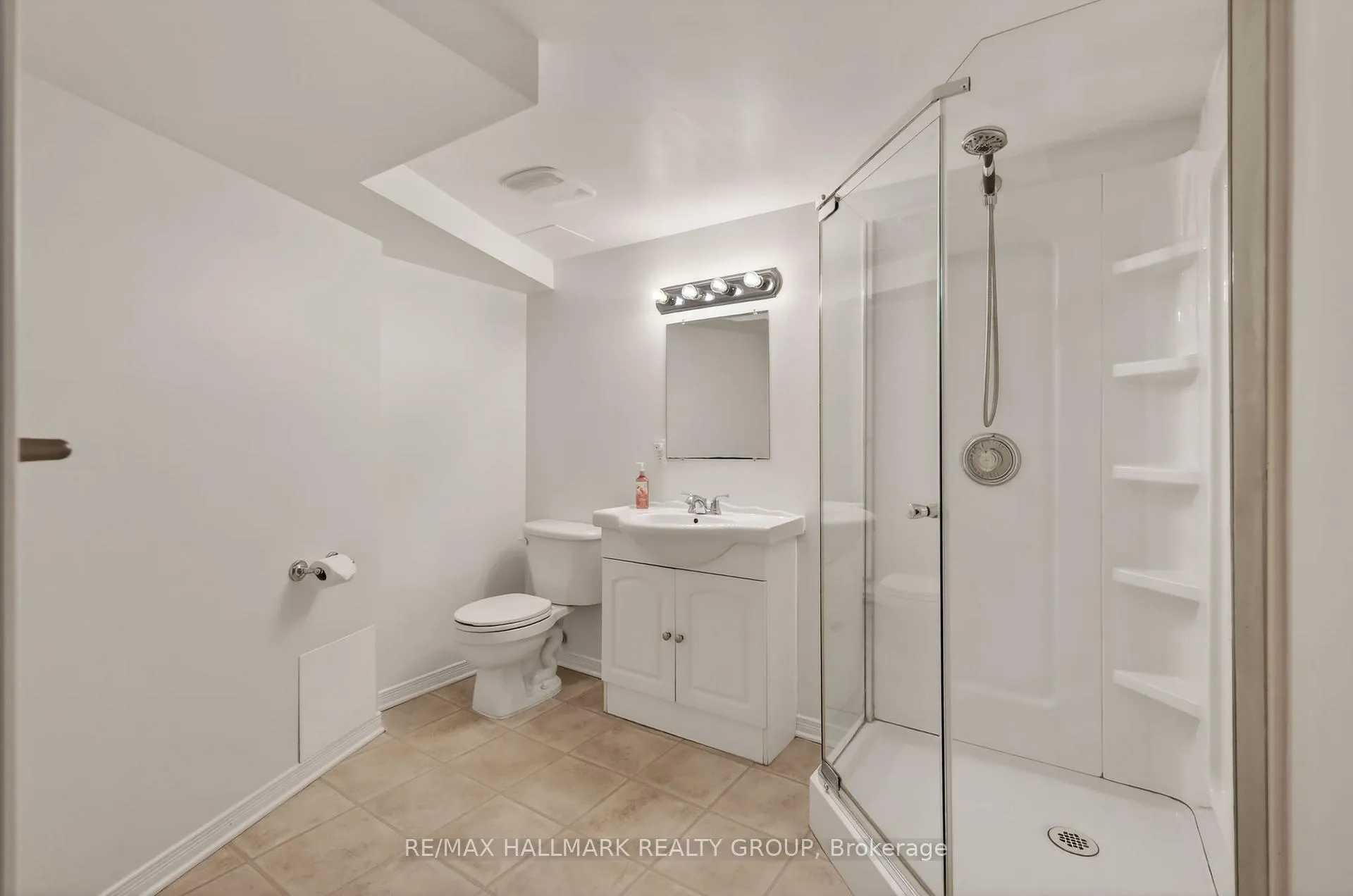 Photo 38 of 130 College Circle, Ottawa, Castle Heights — HOMEH