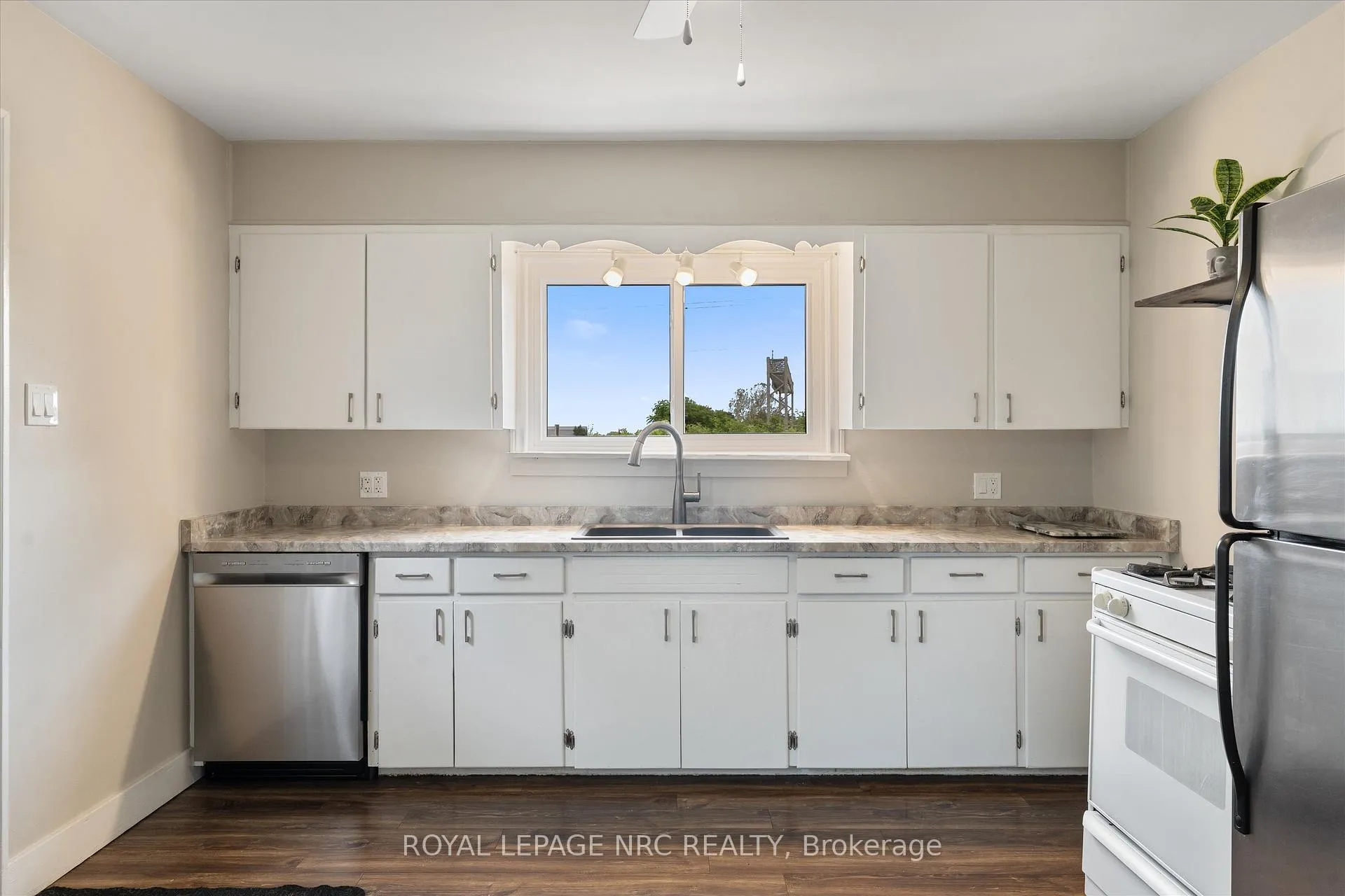 Photo 5 of 1447 Fifth Street, St. Catharines, Rural Fourth — HOMEH