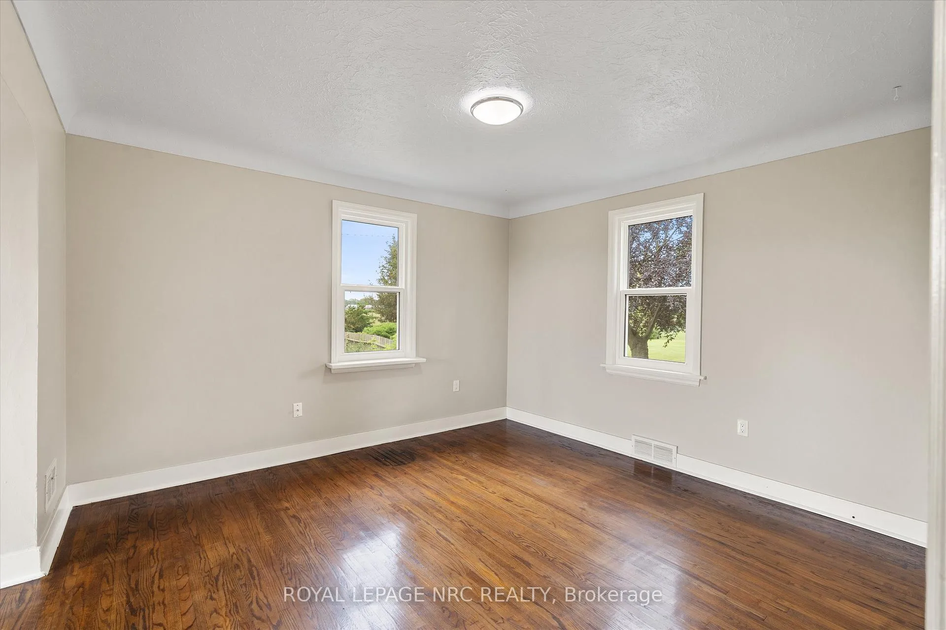 Photo 8 of 1447 Fifth Street, St. Catharines, Rural Fourth — HOMEH