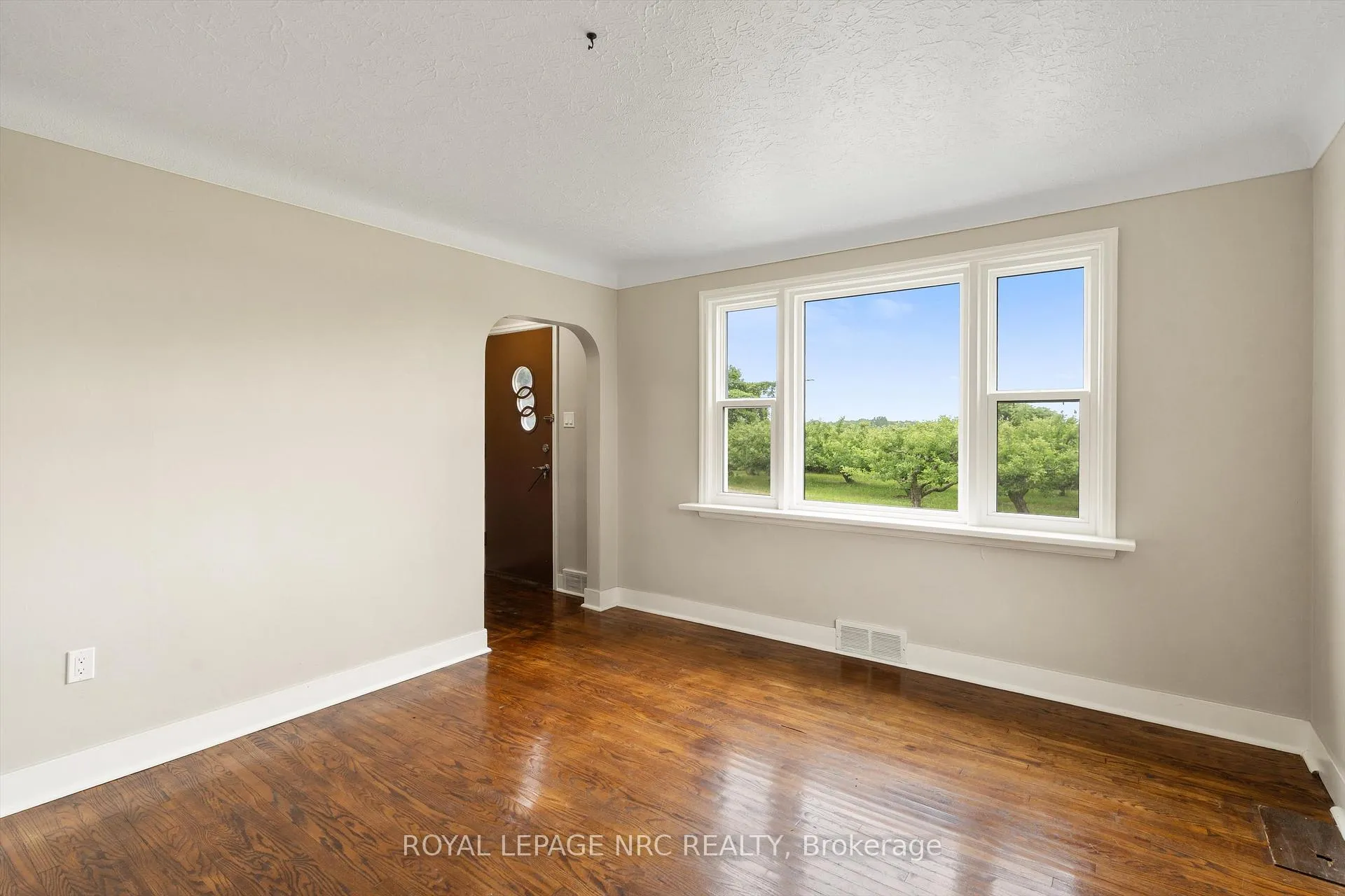 Photo 11 of 1447 Fifth Street, St. Catharines, Rural Fourth — HOMEH