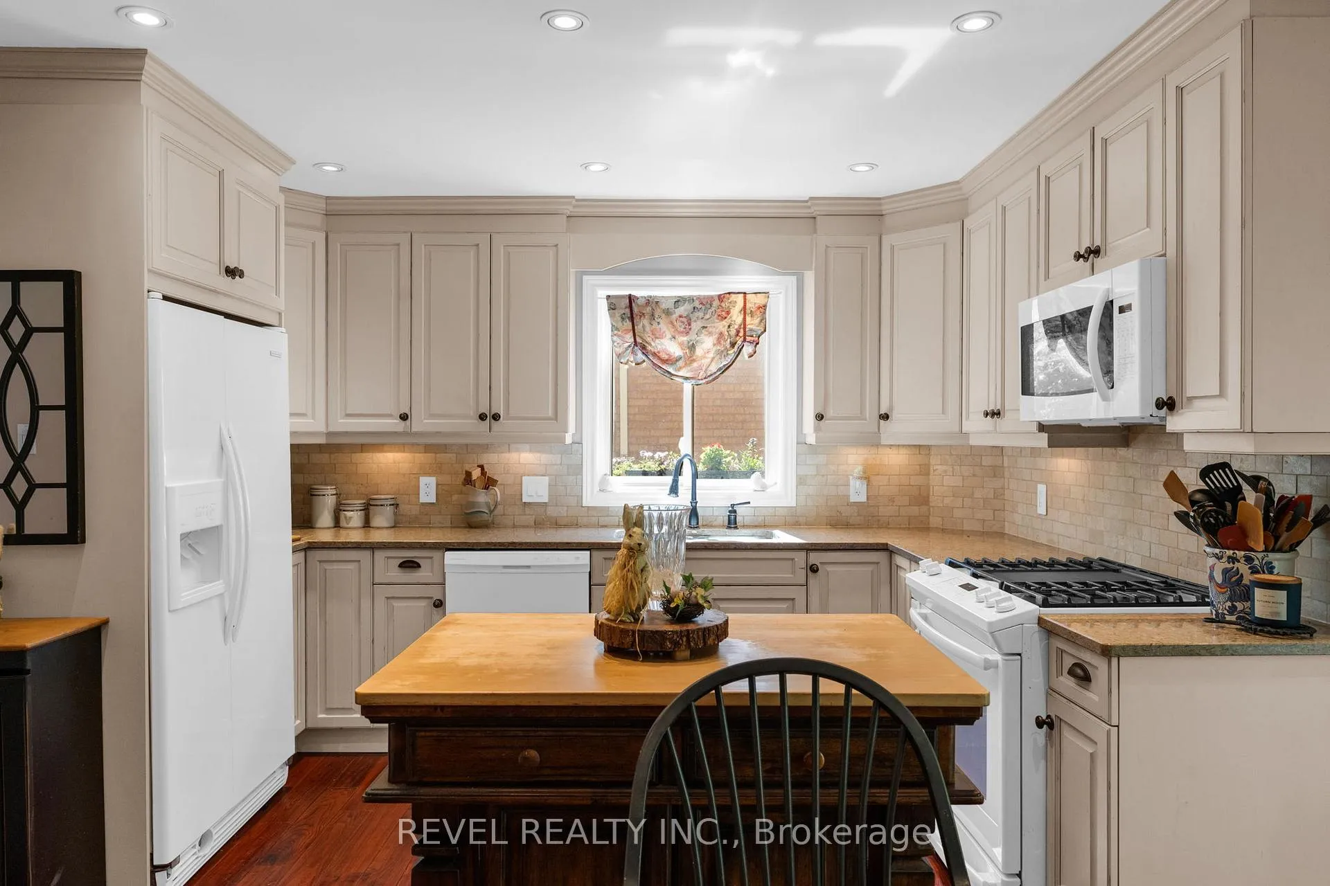Photo 8 of 33 Falling Brook Drive, Barrie, Bayshore — HOMEH