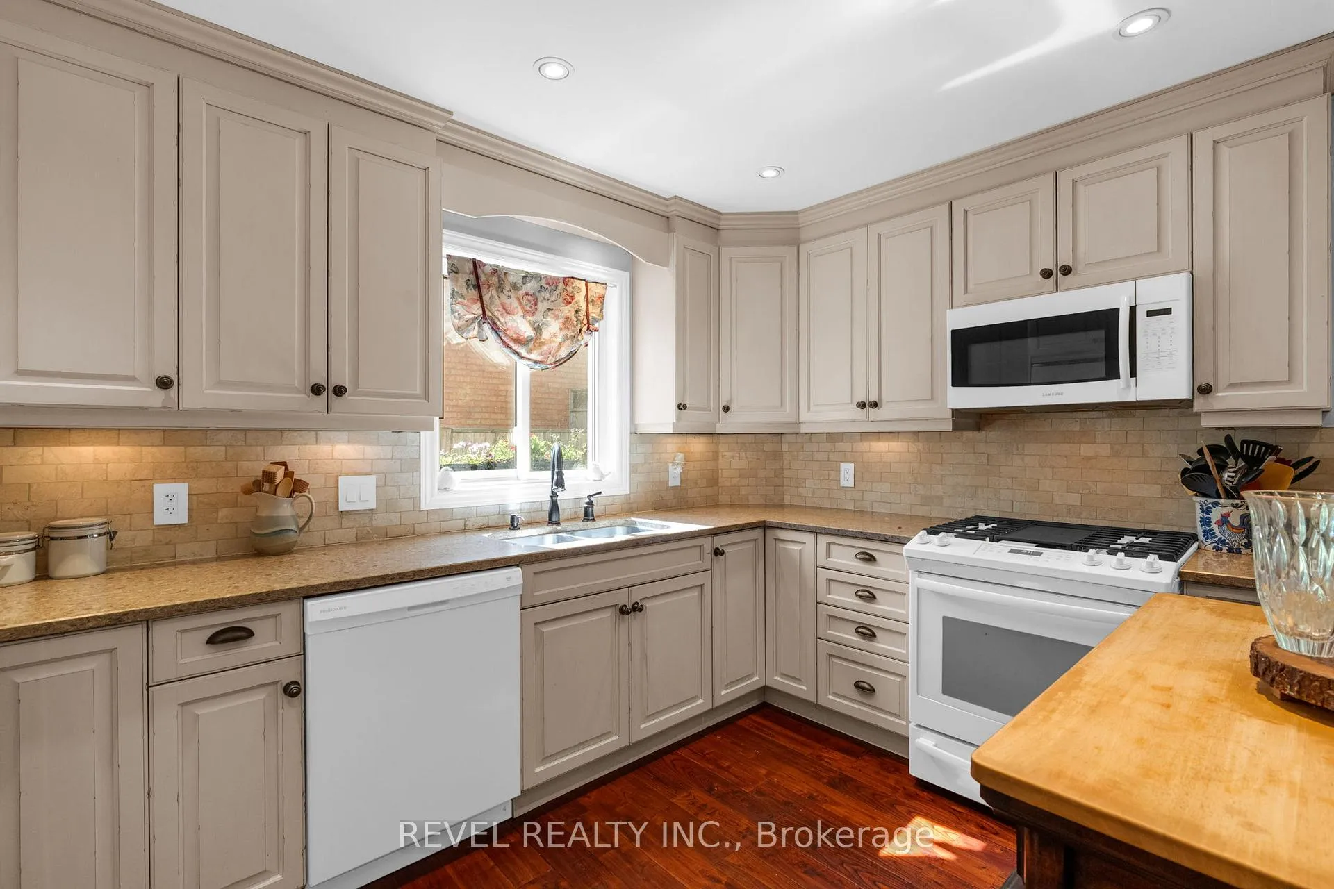 Photo 9 of 33 Falling Brook Drive, Barrie, Bayshore — HOMEH