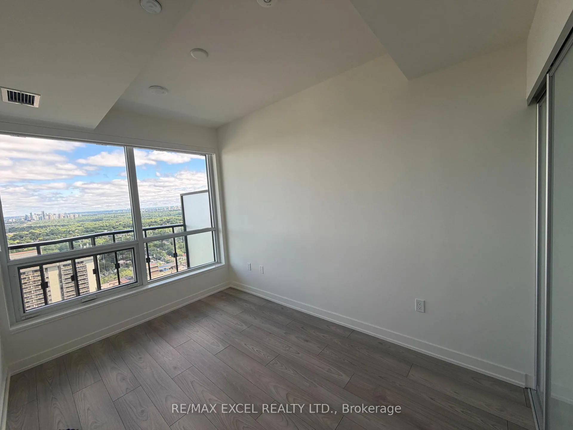 Photo 5 of Unit 3506, 110 Broadway Avenue, Toronto, Mount Pleasant West — HOMEH
