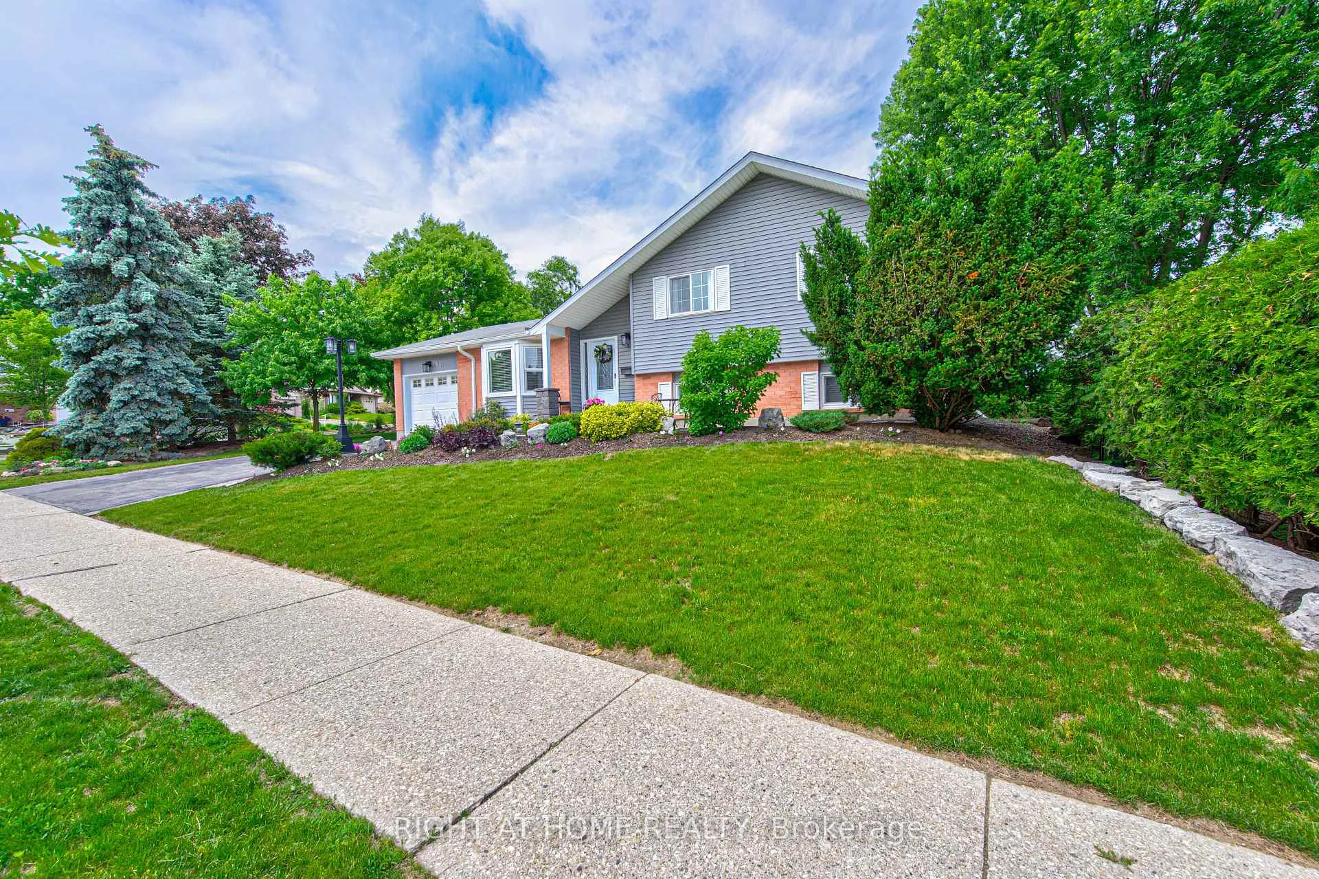 Photo 2 of 399 Grand River Boulevard, Kitchener, Grand River South — HOMEH