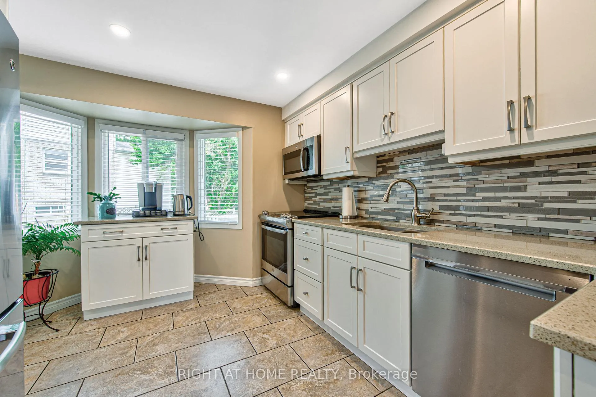 Photo 13 of 399 Grand River Boulevard, Kitchener, Grand River South — HOMEH