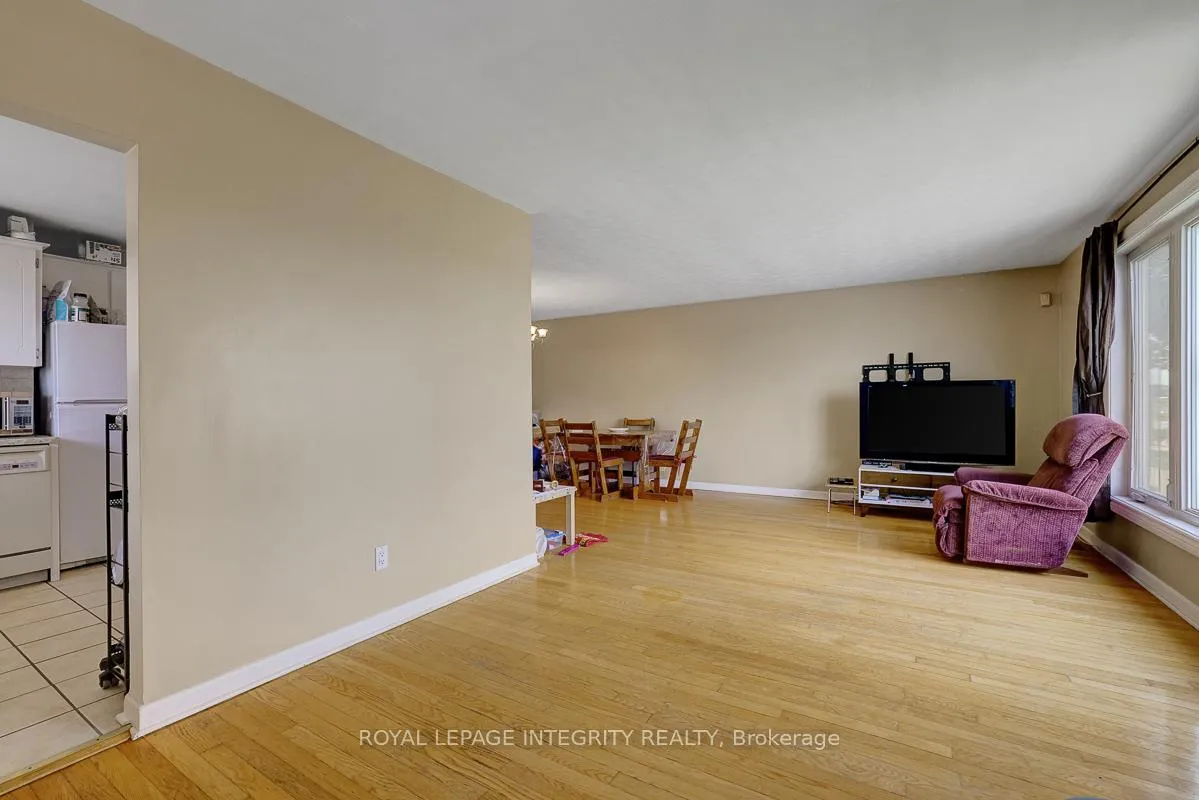 Photo 3 of Unit A, 892 Baseline Road, Ottawa, City View/Skyline/Fisher Heights/Parkwood Hills — HOMEH