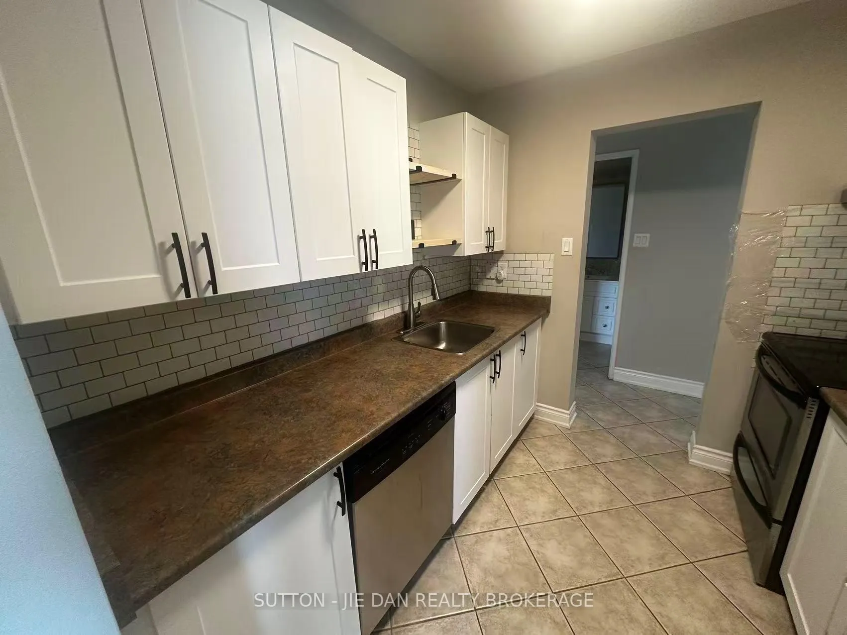 Photo 7 of Unit 507, 858 Commissioners Road E, London, South H — HOMEH