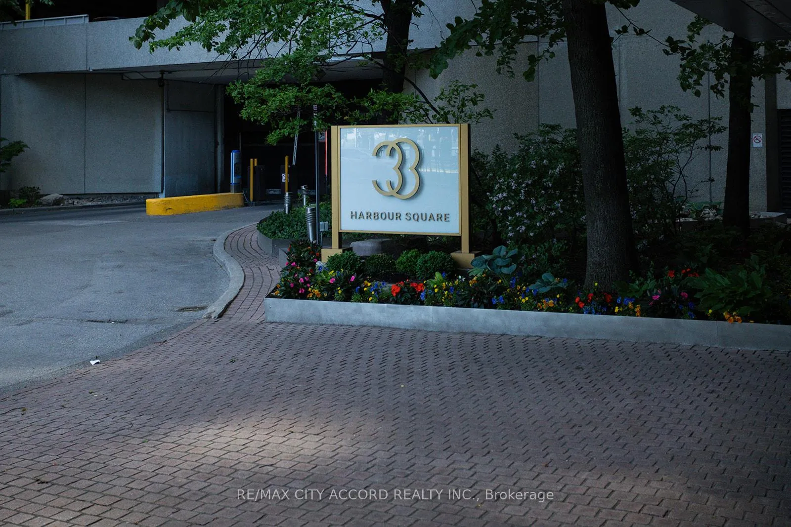 Front of Unit 2018, 33 Harbour Square