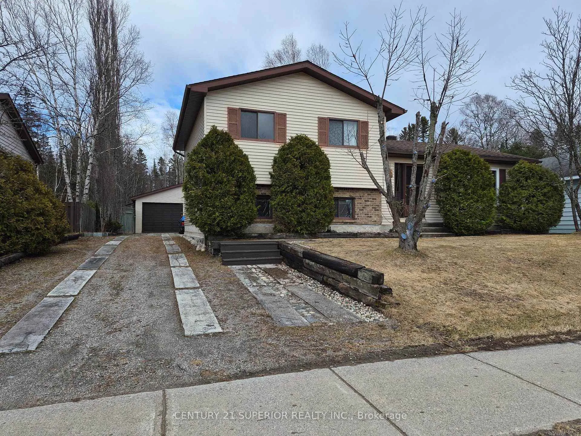Photo 1 of 35 Bastedo Cres, Marathon — HOMEH