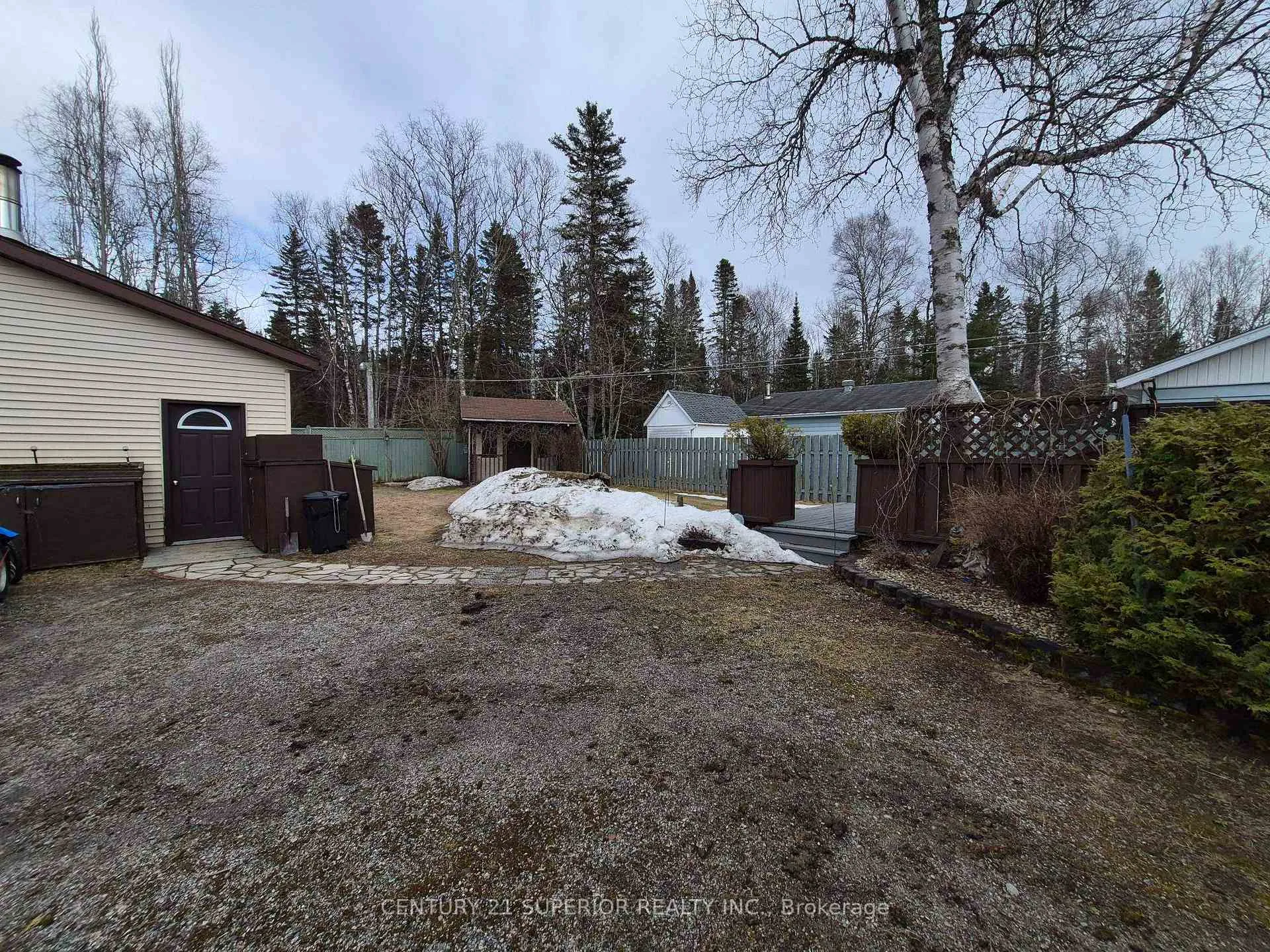 Photo 2 of 35 Bastedo Cres, Marathon — HOMEH