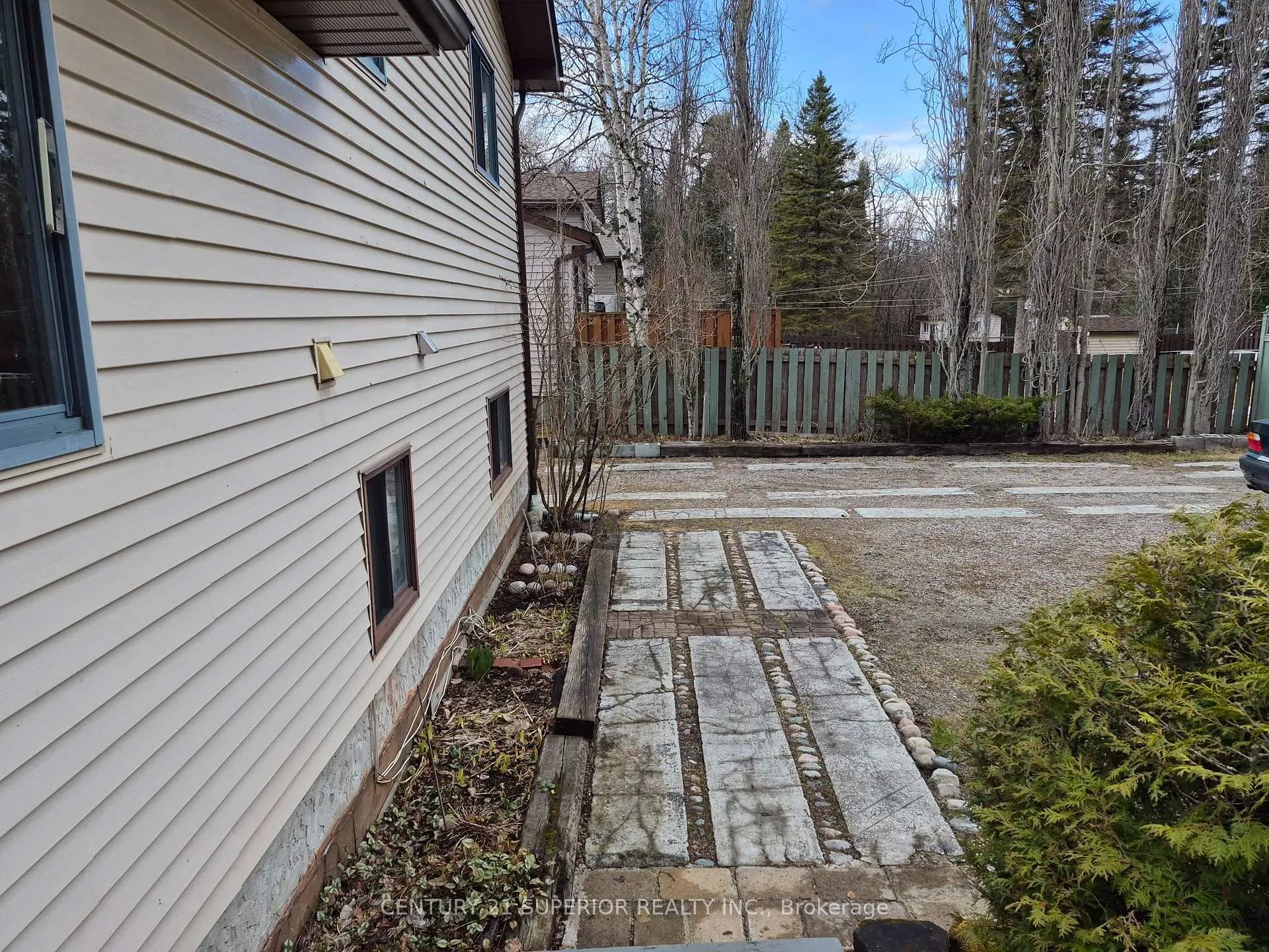 Photo 5 of 35 Bastedo Cres, Marathon — HOMEH