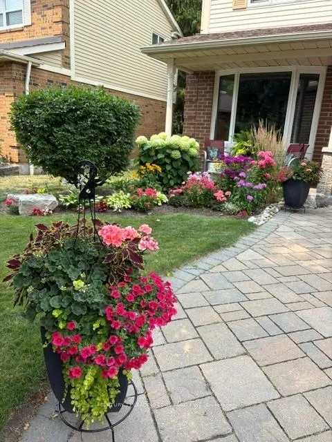 Photo 3 of 50 Meyer Circle, Markham, Markham Village — HOMEH
